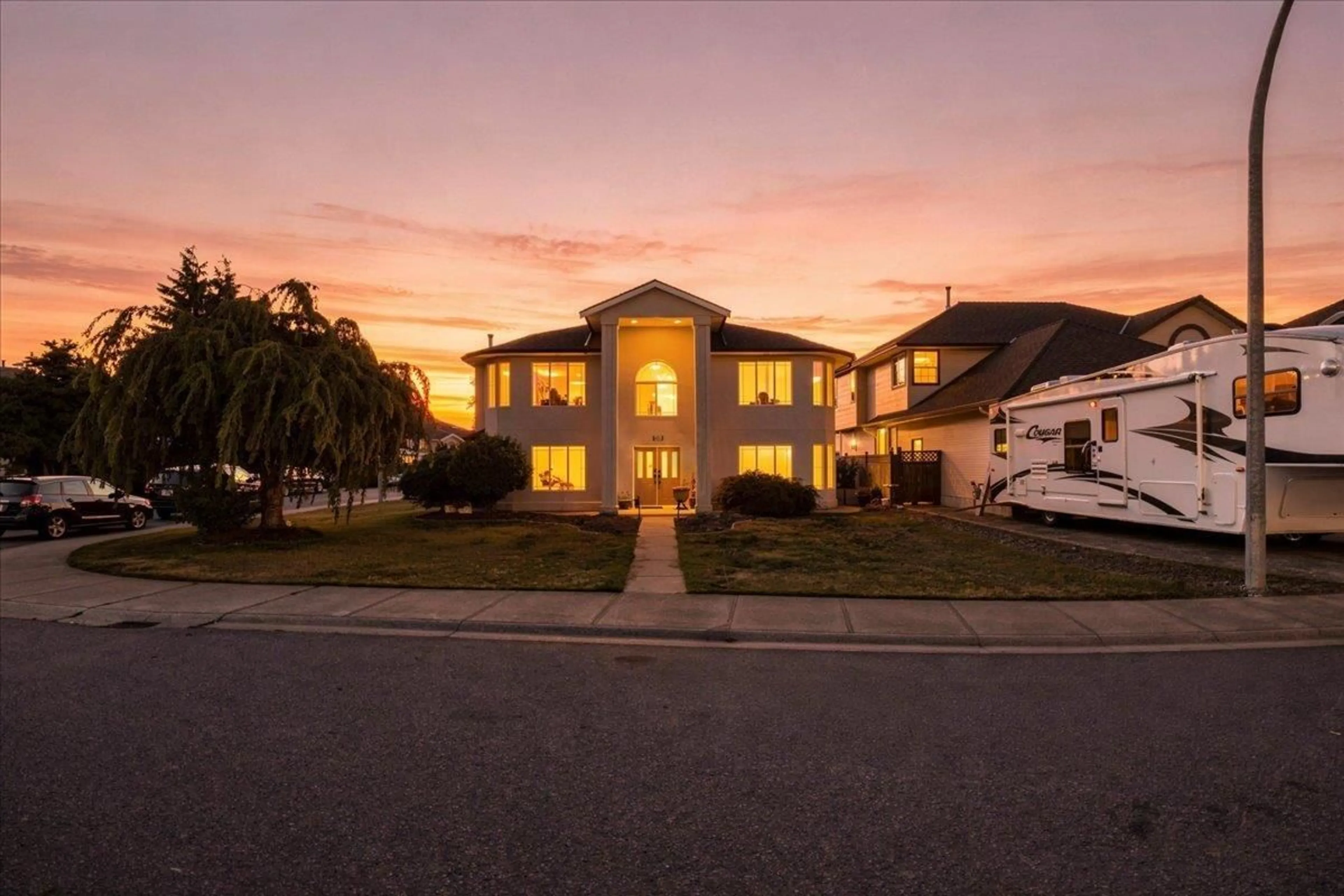 A pic from outside/outdoor area/front of a property/back of a property/a pic from drone, street for 8351 MILLER CRESCENT, Mission British Columbia V2V6H7