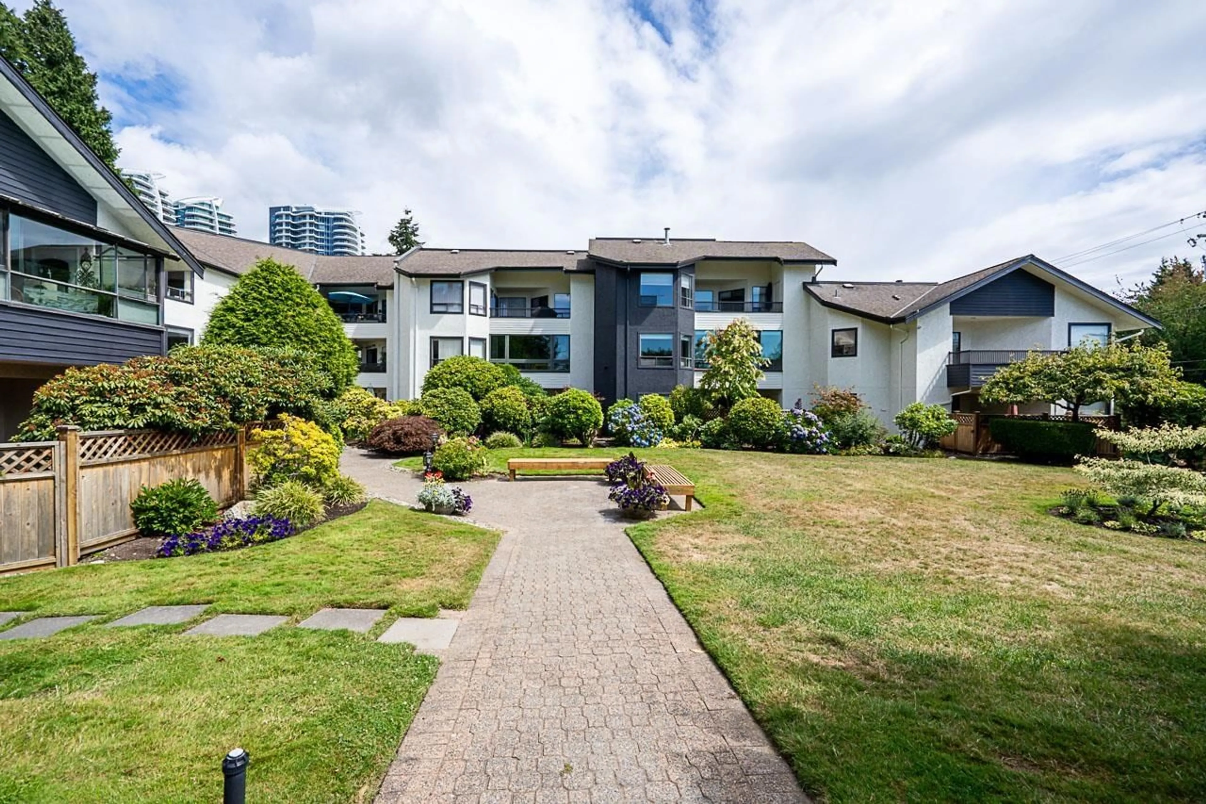 A pic from outside/outdoor area/front of a property/back of a property/a pic from drone, street for 201 - 14957 THRIFT AVENUE, White Rock British Columbia V4B2K1
