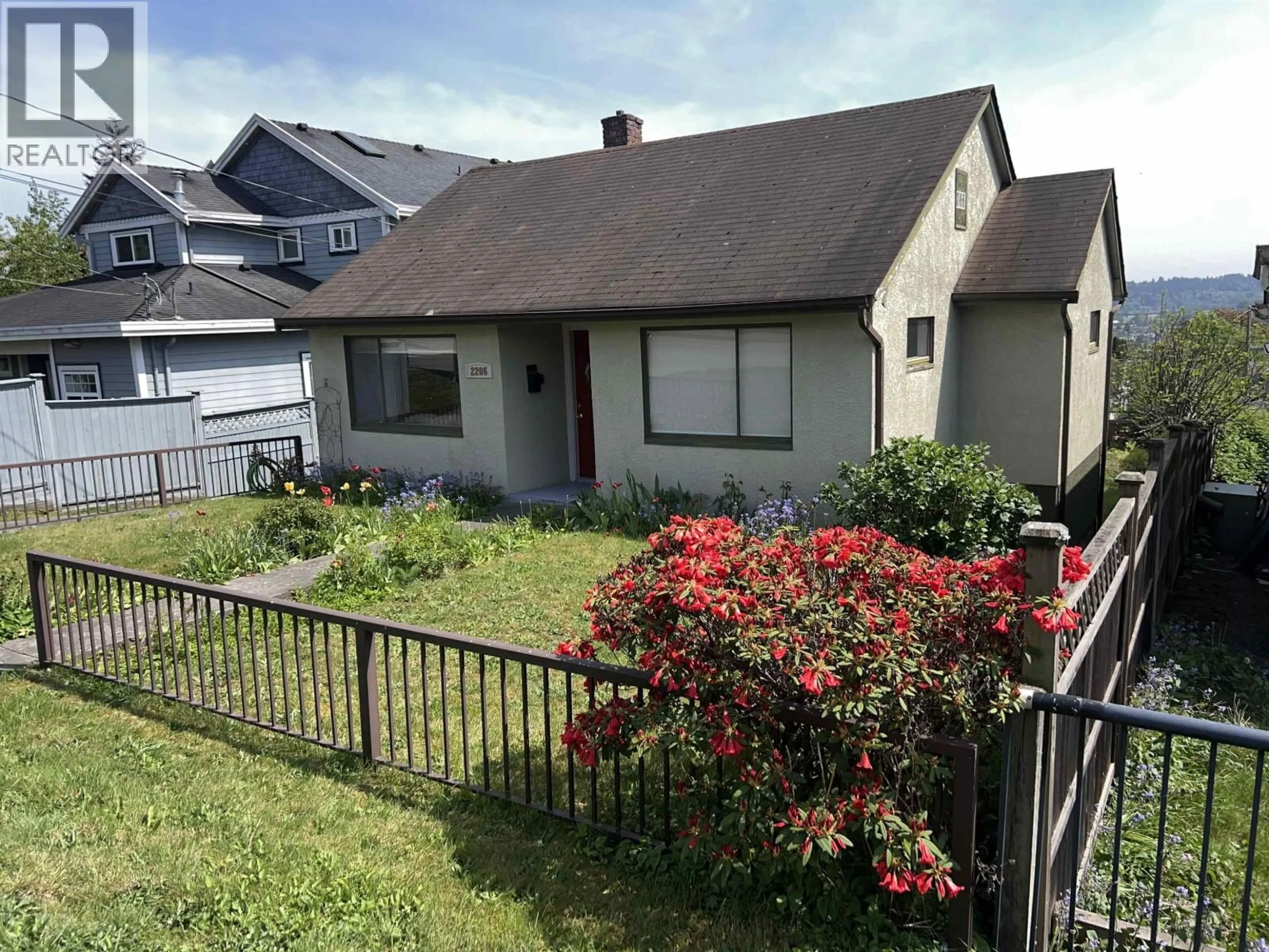 A pic from outside/outdoor area/front of a property/back of a property/a pic from drone, street for 2206 EIGHTH AVENUE, New Westminster British Columbia V3M2V1