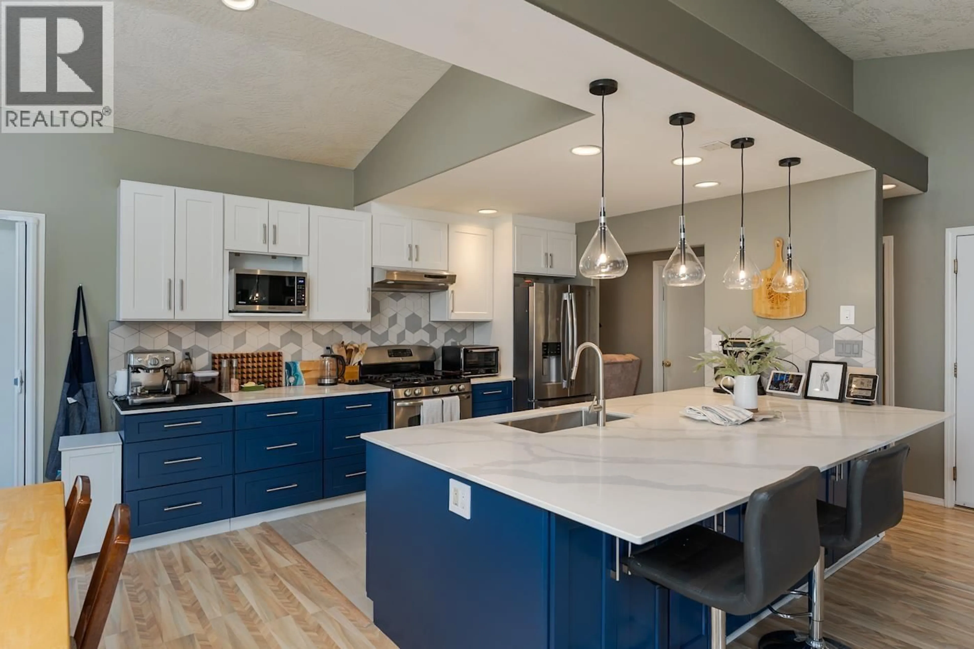 Contemporary kitchen, unknown for 5463 HEYER ROAD, Prince George British Columbia V2N6J3