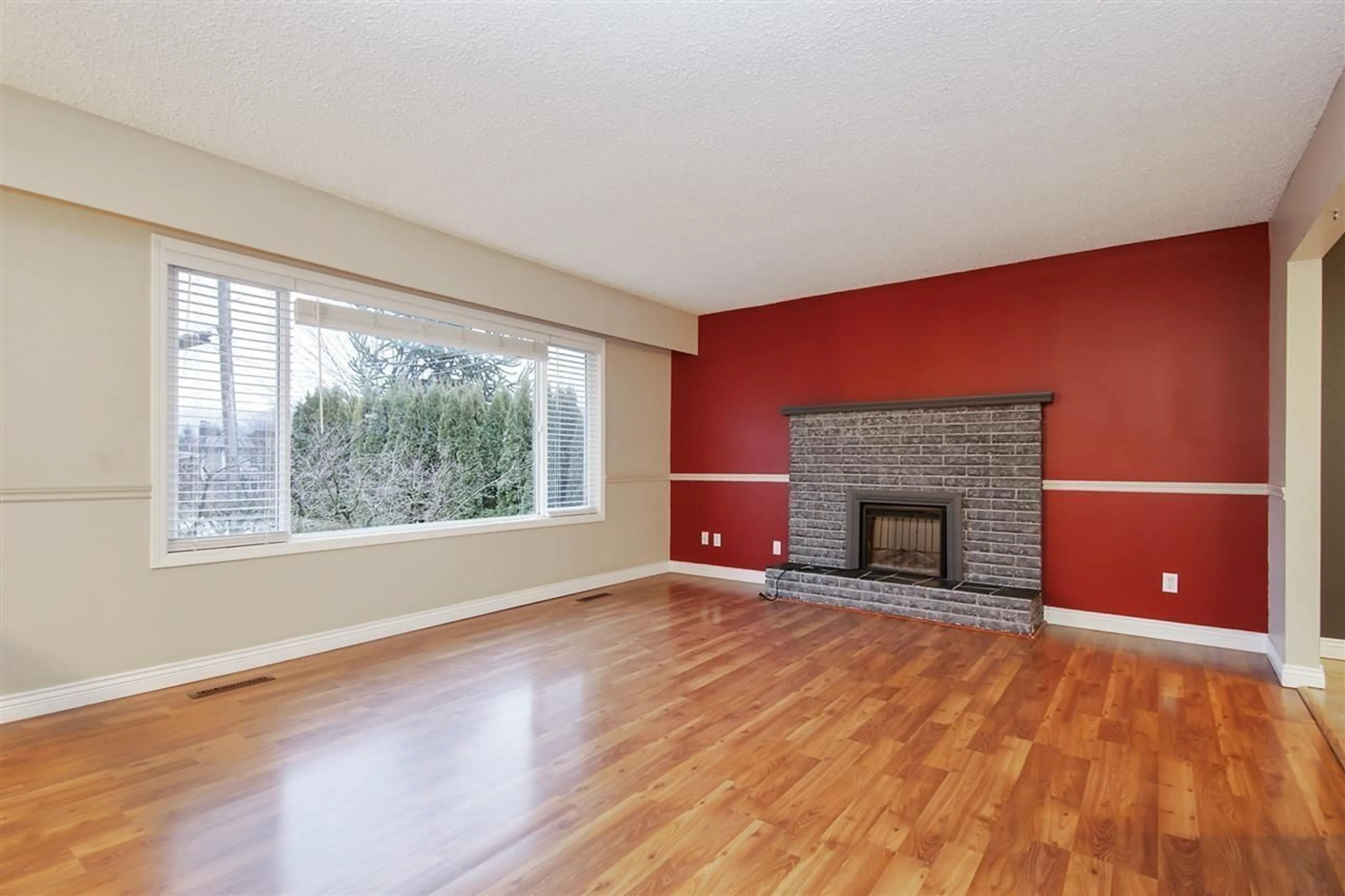 Living room with furniture, wood/laminate floor for 10111 SHAMROCK DRIVE, Chilliwack British Columbia V2P5L3