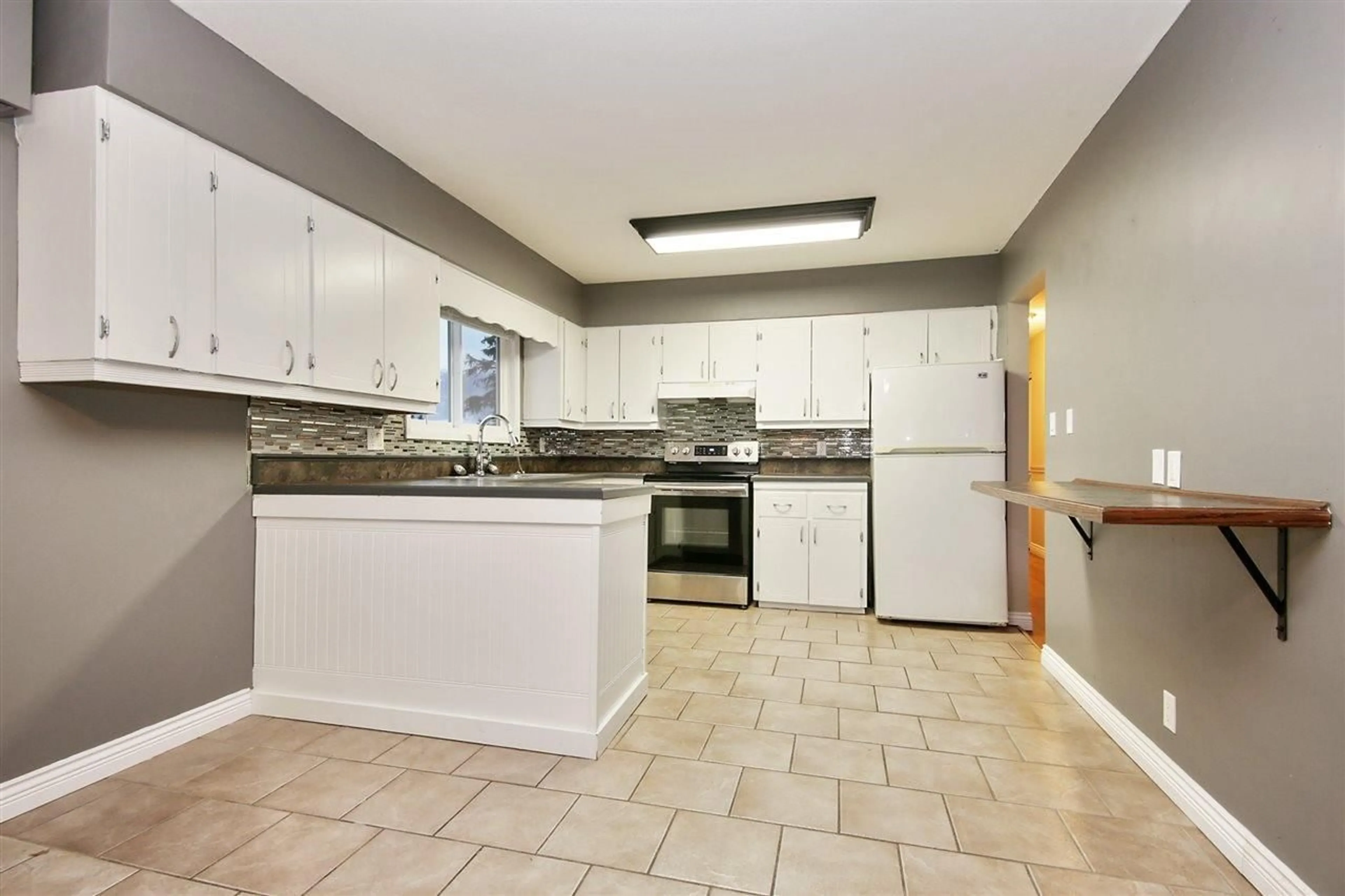 Open concept kitchen, ceramic/tile floor for 10111 SHAMROCK DRIVE, Chilliwack British Columbia V2P5L3