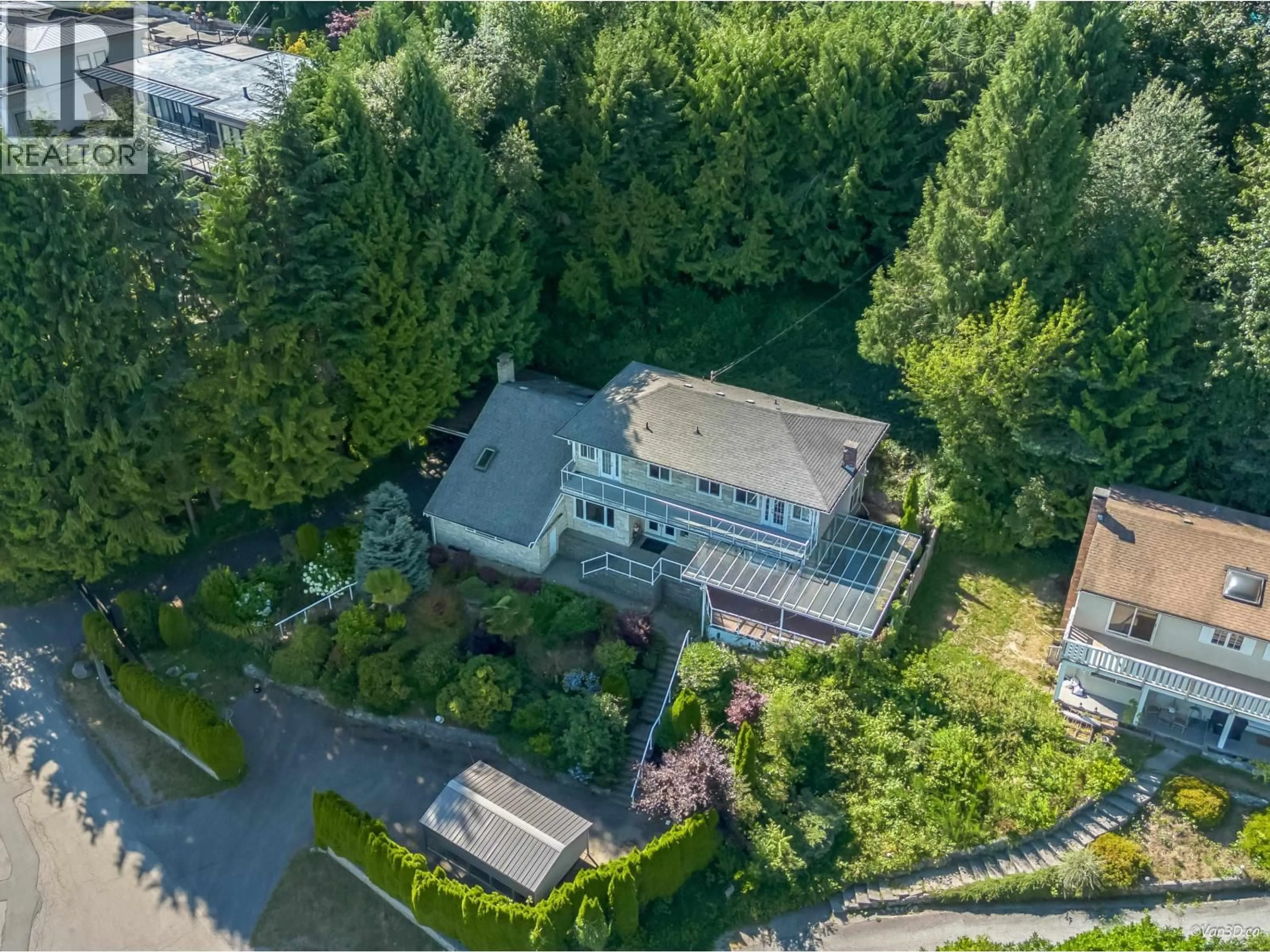 A pic from outside/outdoor area/front of a property/back of a property/a pic from drone, unknown for 661 ANDOVER CRESCENT, West Vancouver British Columbia V7S1Y4