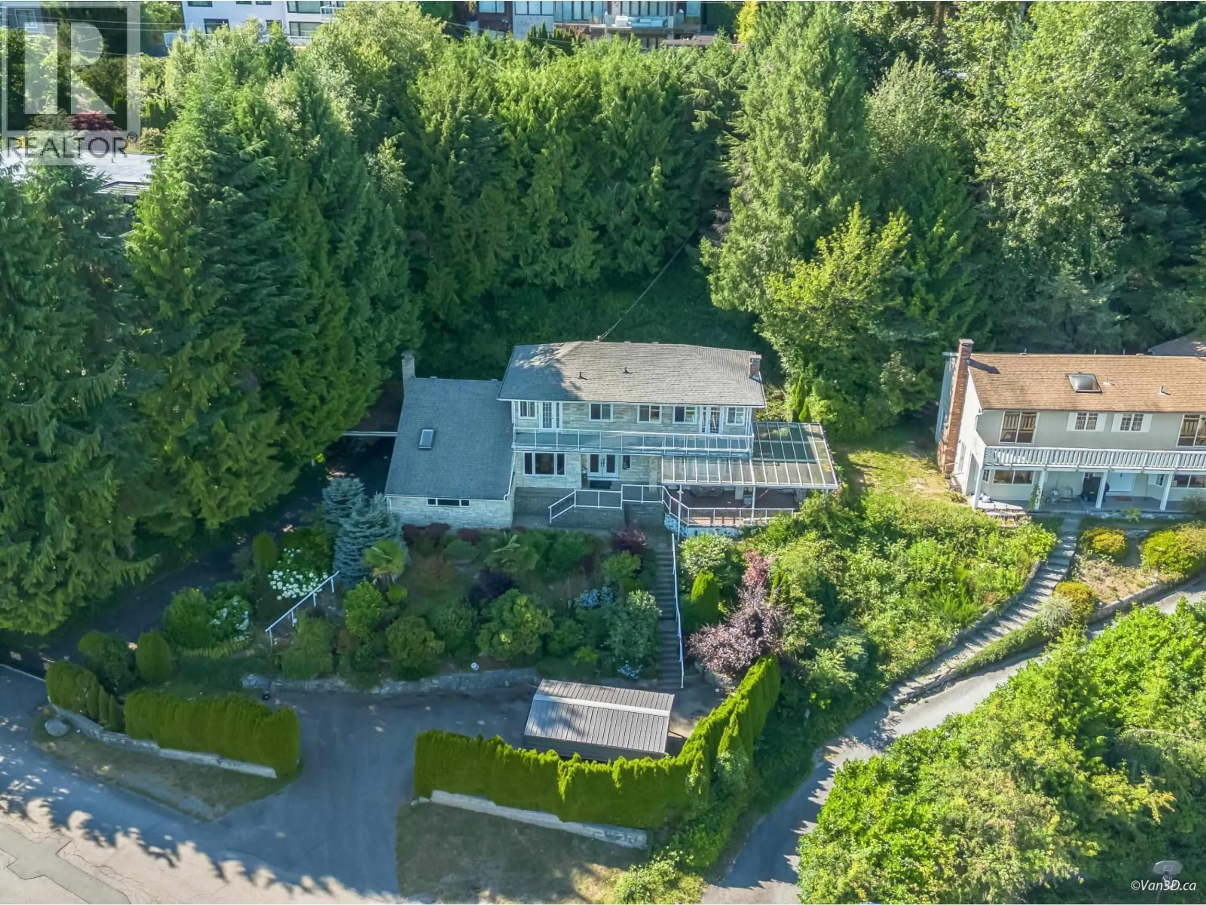 A pic from outside/outdoor area/front of a property/back of a property/a pic from drone, street for 661 ANDOVER CRESCENT, West Vancouver British Columbia V7S1Y4