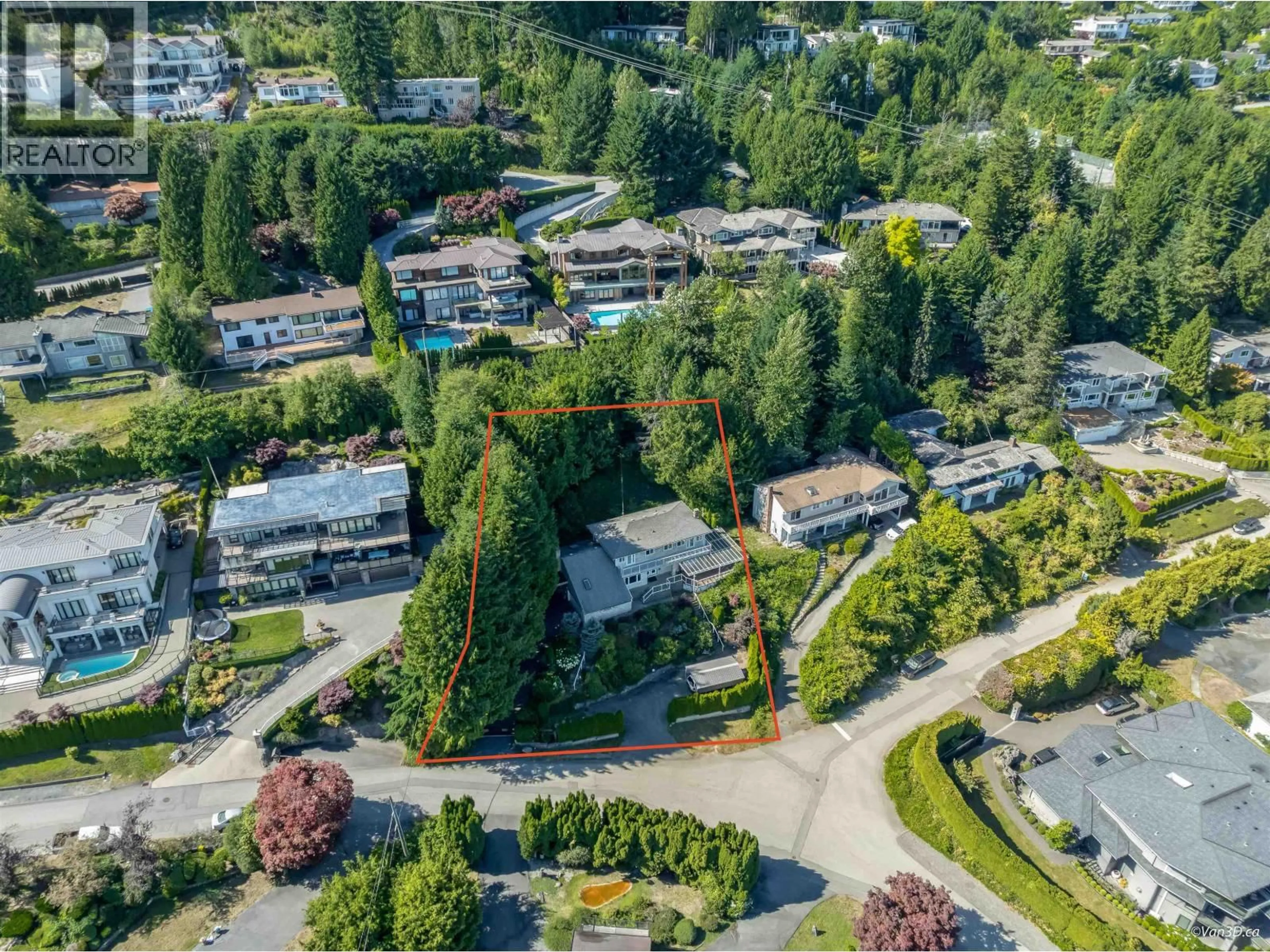A pic from outside/outdoor area/front of a property/back of a property/a pic from drone, unknown for 661 ANDOVER CRESCENT, West Vancouver British Columbia V7S1Y4