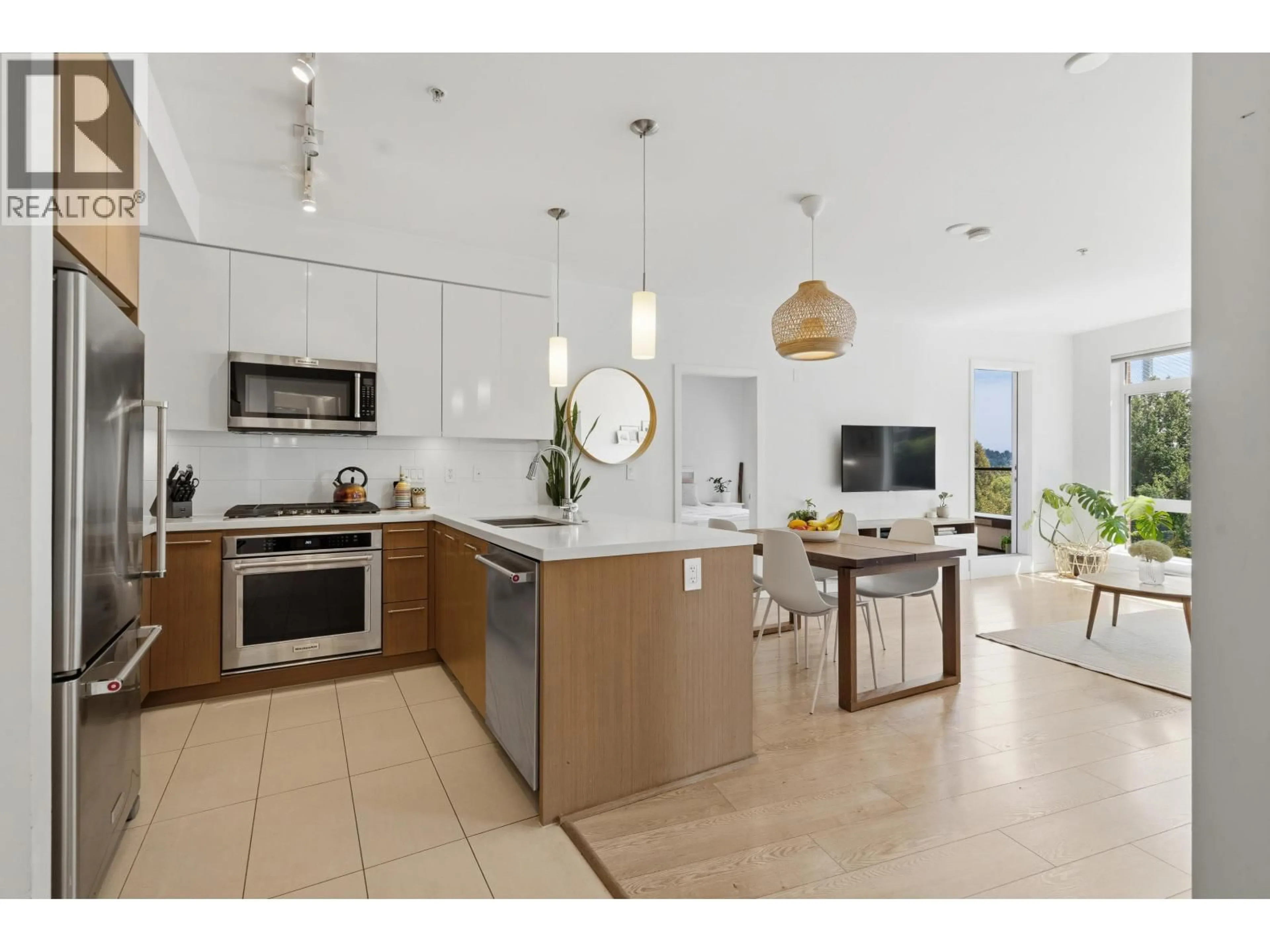 Open concept kitchen, ceramic/tile floor for 303 - 20 ROYAL AVENUE, New Westminster British Columbia V3L0G9