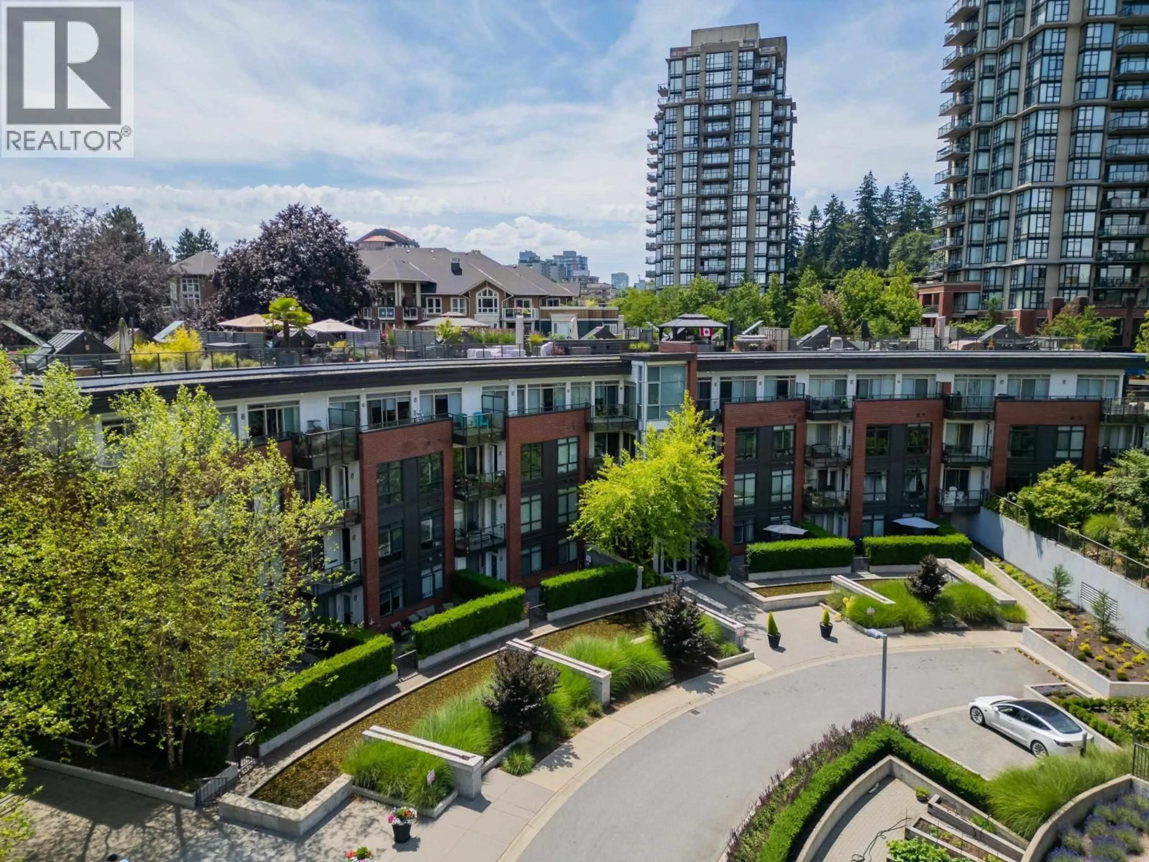 A pic from outside/outdoor area/front of a property/back of a property/a pic from drone, city buildings view from balcony for 303 - 20 ROYAL AVENUE, New Westminster British Columbia V3L0G9