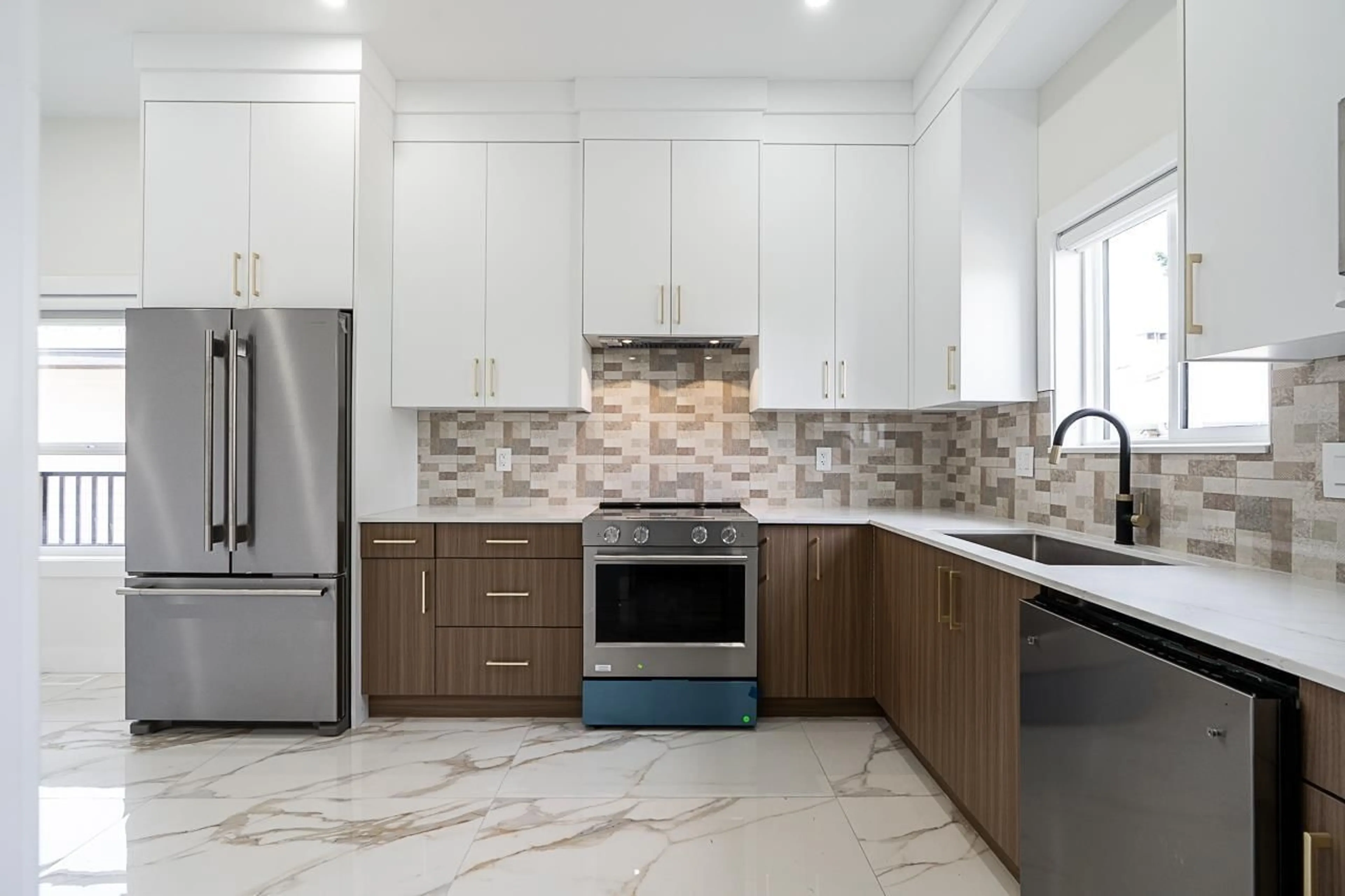 Contemporary kitchen, ceramic/tile floor for 102 - 10721 157 STREET, Surrey British Columbia V4N1K2