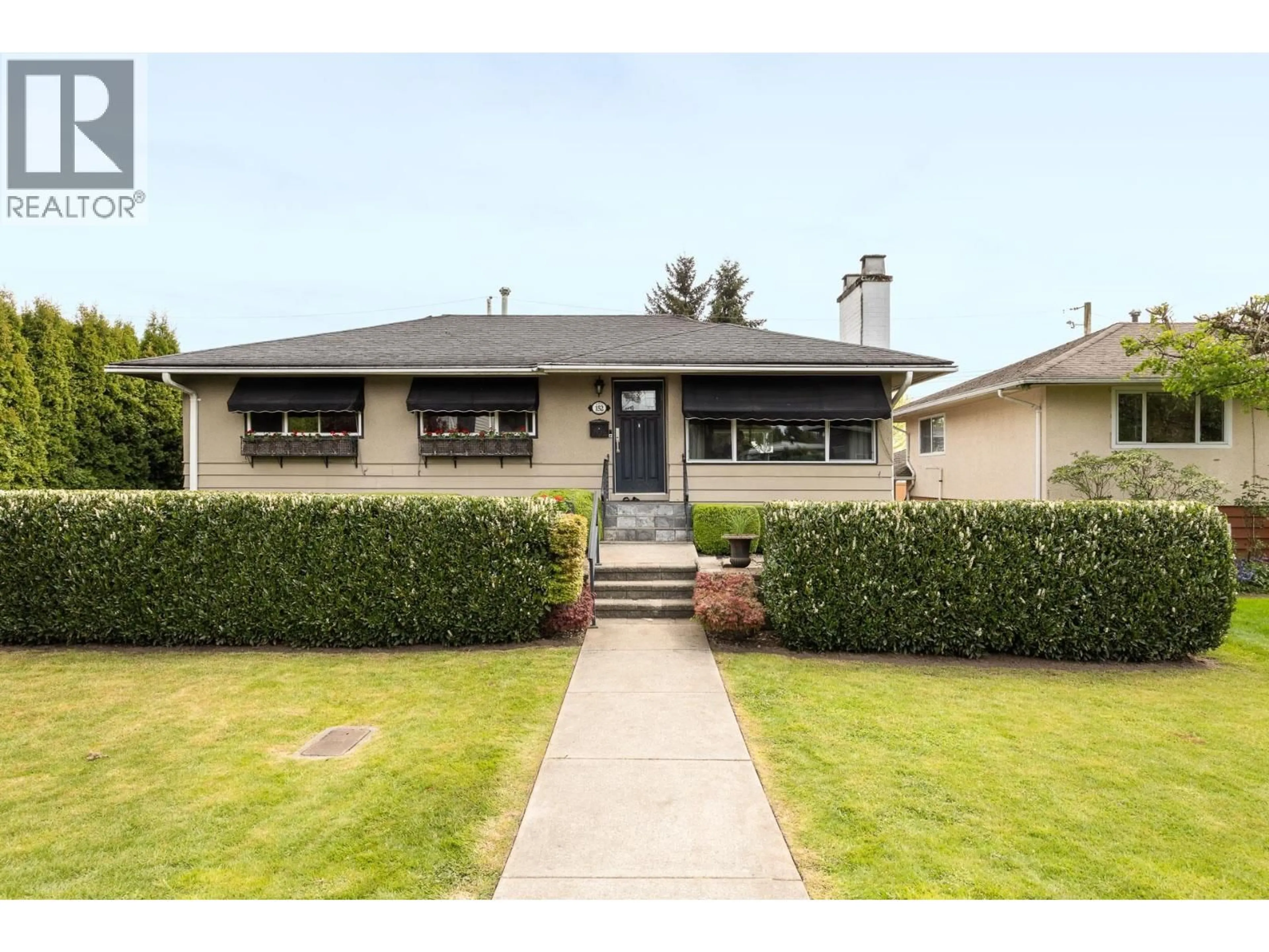 Home with vinyl exterior material, street for 152 HARVEY STREET, New Westminster British Columbia V3L4G2