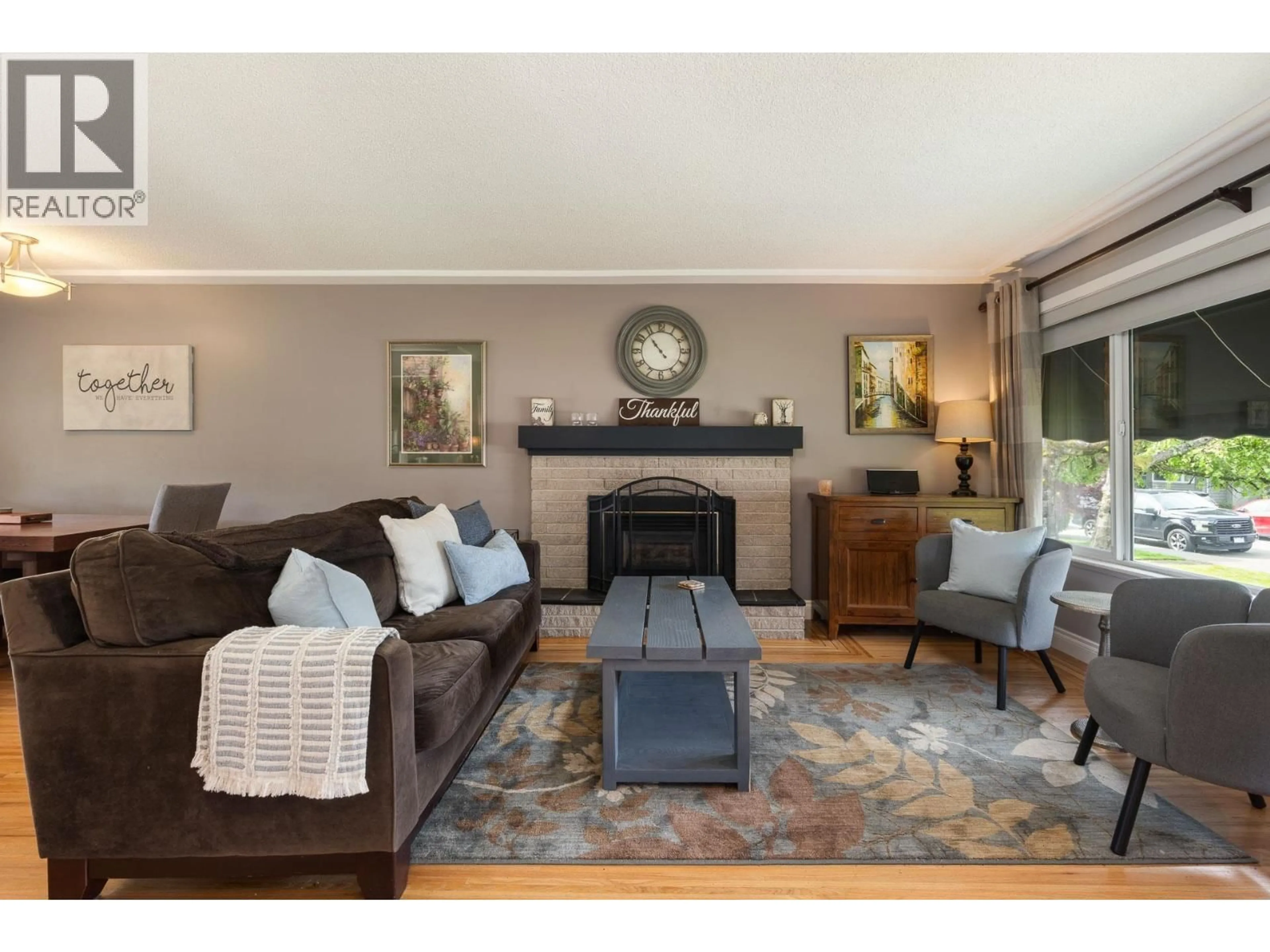 Living room with furniture, unknown for 152 HARVEY STREET, New Westminster British Columbia V3L4G2