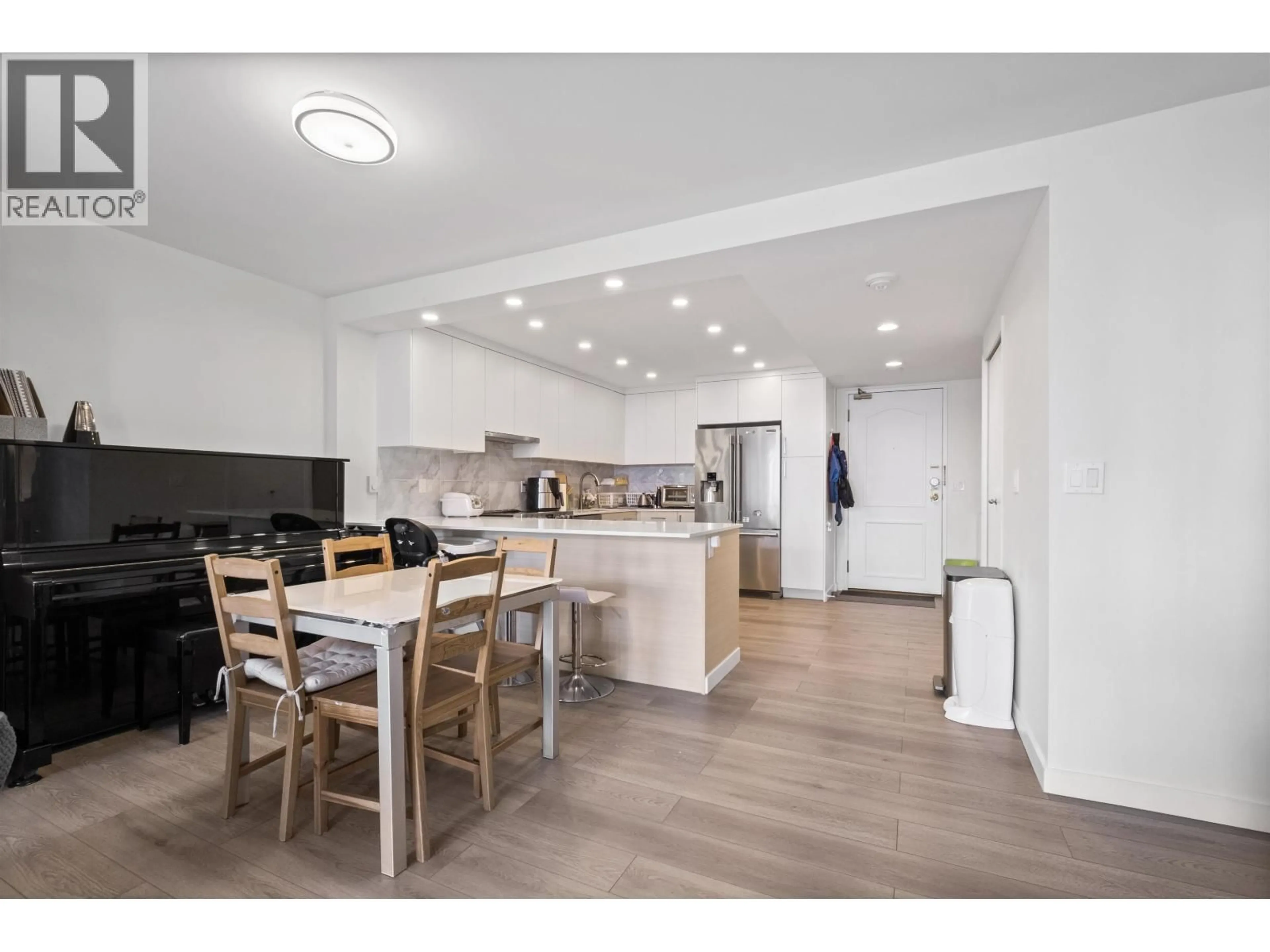 Open concept kitchen, wood/laminate floor for 1404 - 4350 BERESFORD STREET, Burnaby British Columbia V5H4K9