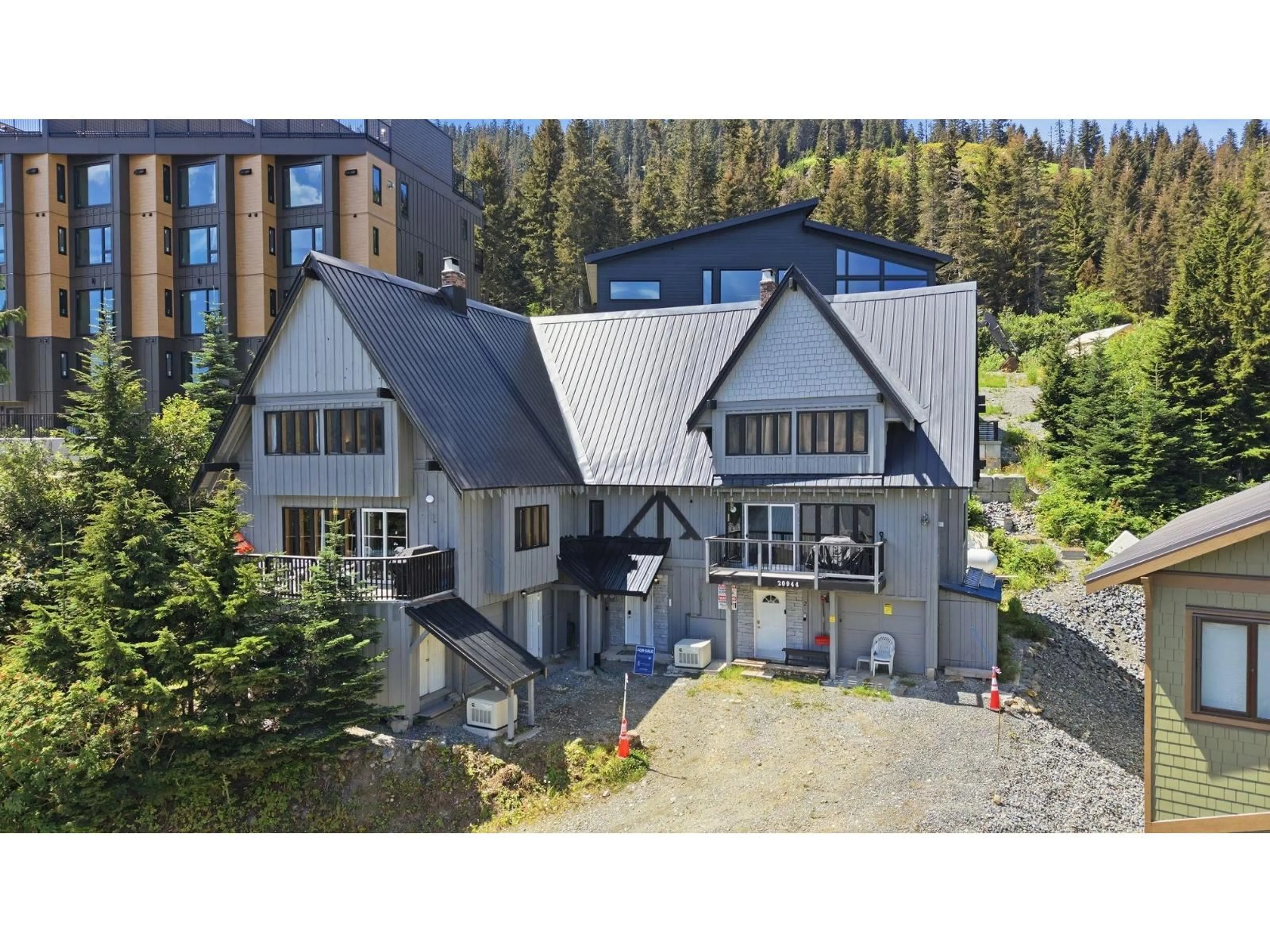 A pic from outside/outdoor area/front of a property/back of a property/a pic from drone, building for 1 - 20944 SNOWFLAKE CRESCENT, Agassiz British Columbia V0M1A1