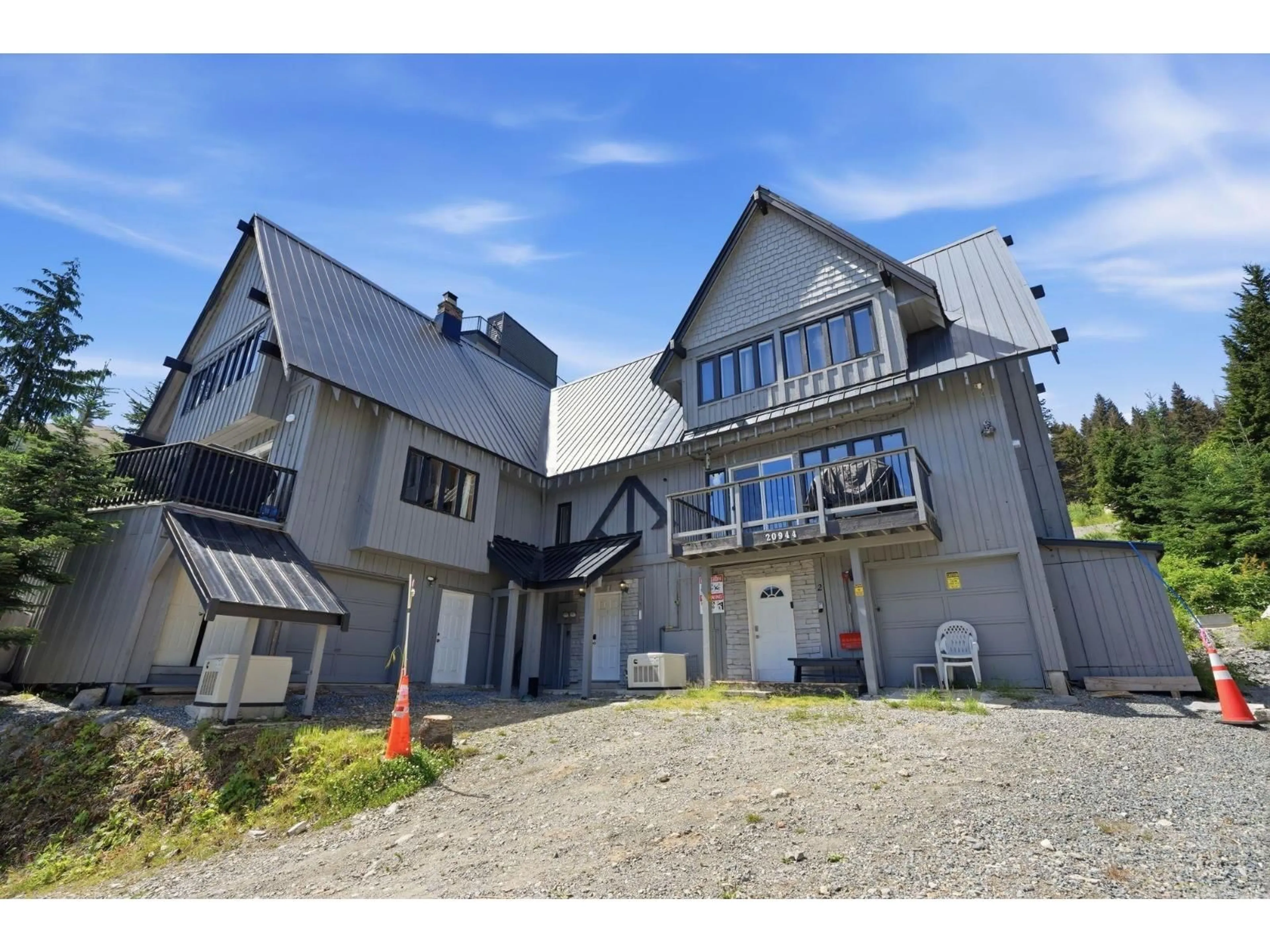 A pic from outside/outdoor area/front of a property/back of a property/a pic from drone, building for 1 - 20944 SNOWFLAKE CRESCENT, Agassiz British Columbia V0M1A1