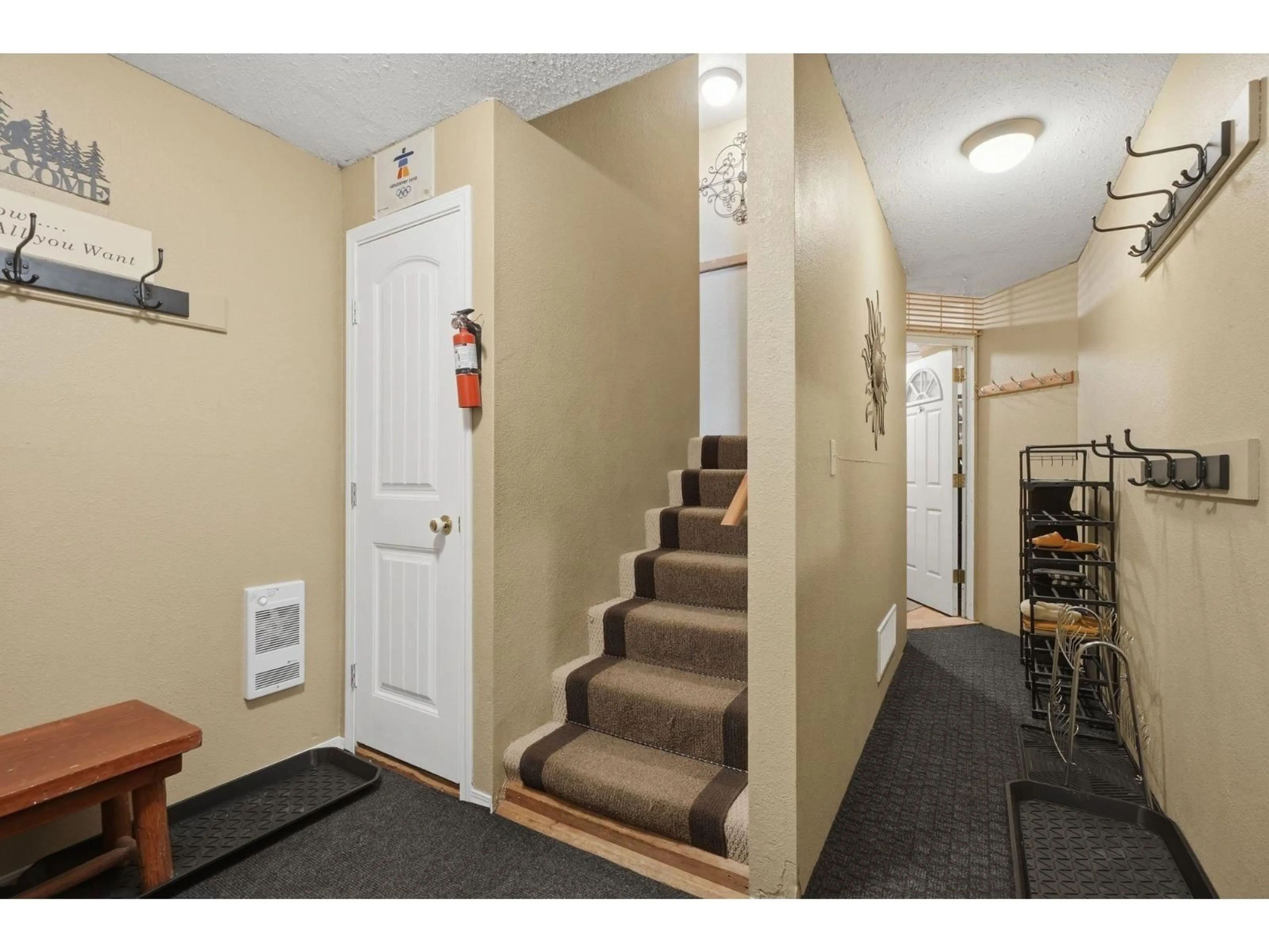 Indoor foyer for 1 - 20944 SNOWFLAKE CRESCENT, Agassiz British Columbia V0M1A1