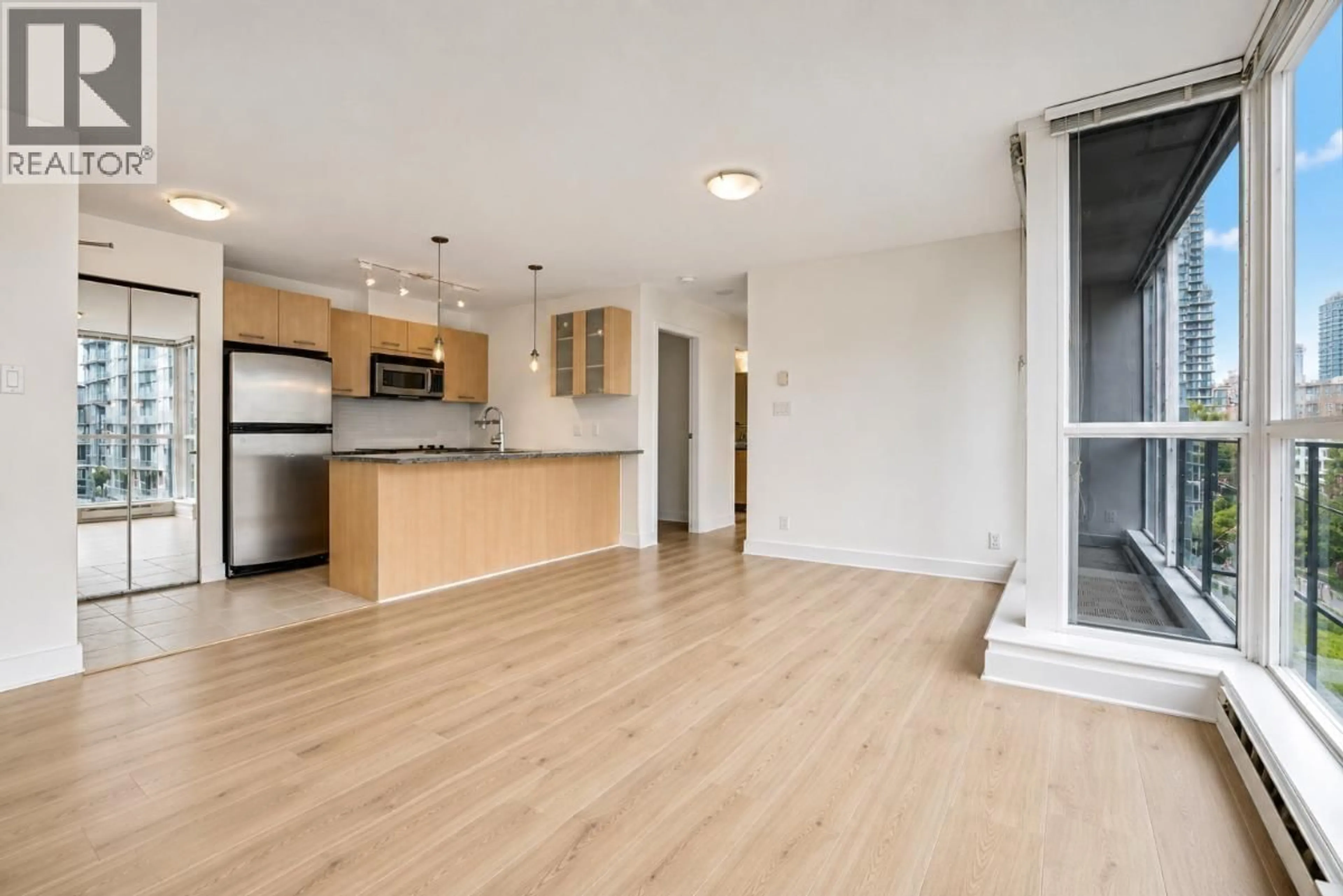 Open concept kitchen, wood/laminate floor for 601 - 1199 SEYMOUR STREET, Vancouver British Columbia V6B1K3