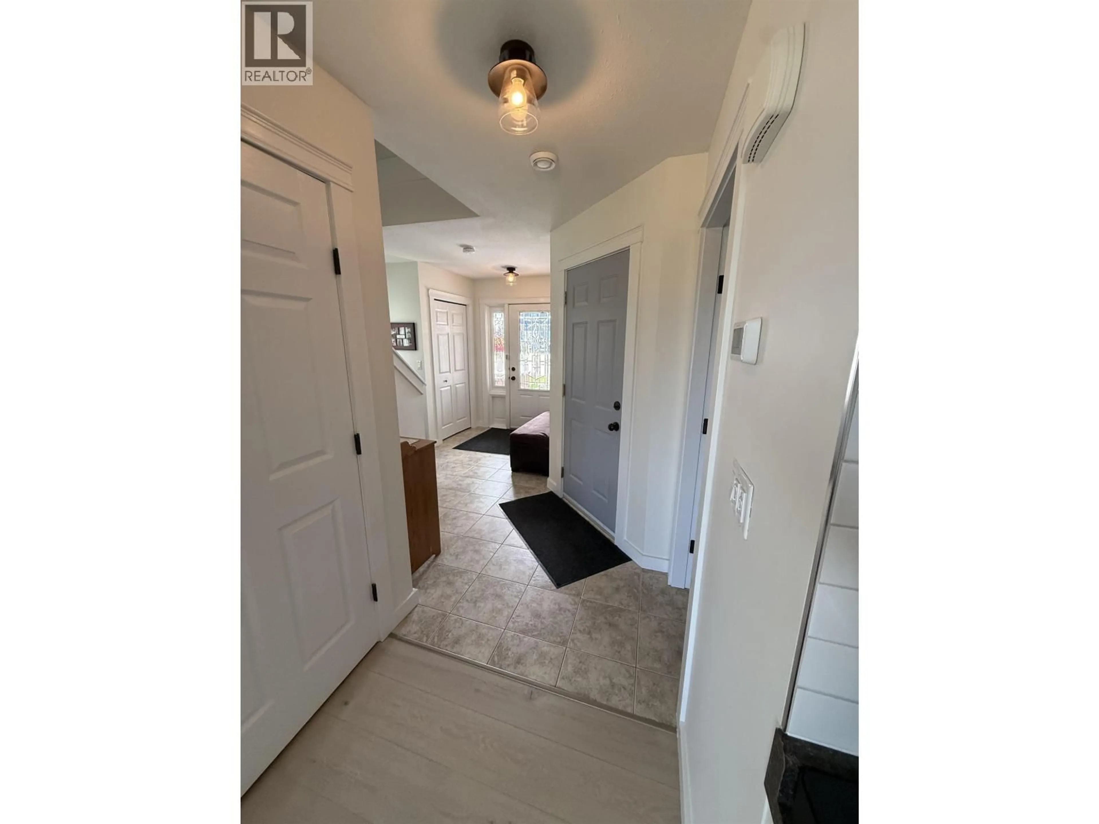Indoor entryway for 10008 112 AVENUE, Fort St. John British Columbia V1J6G6