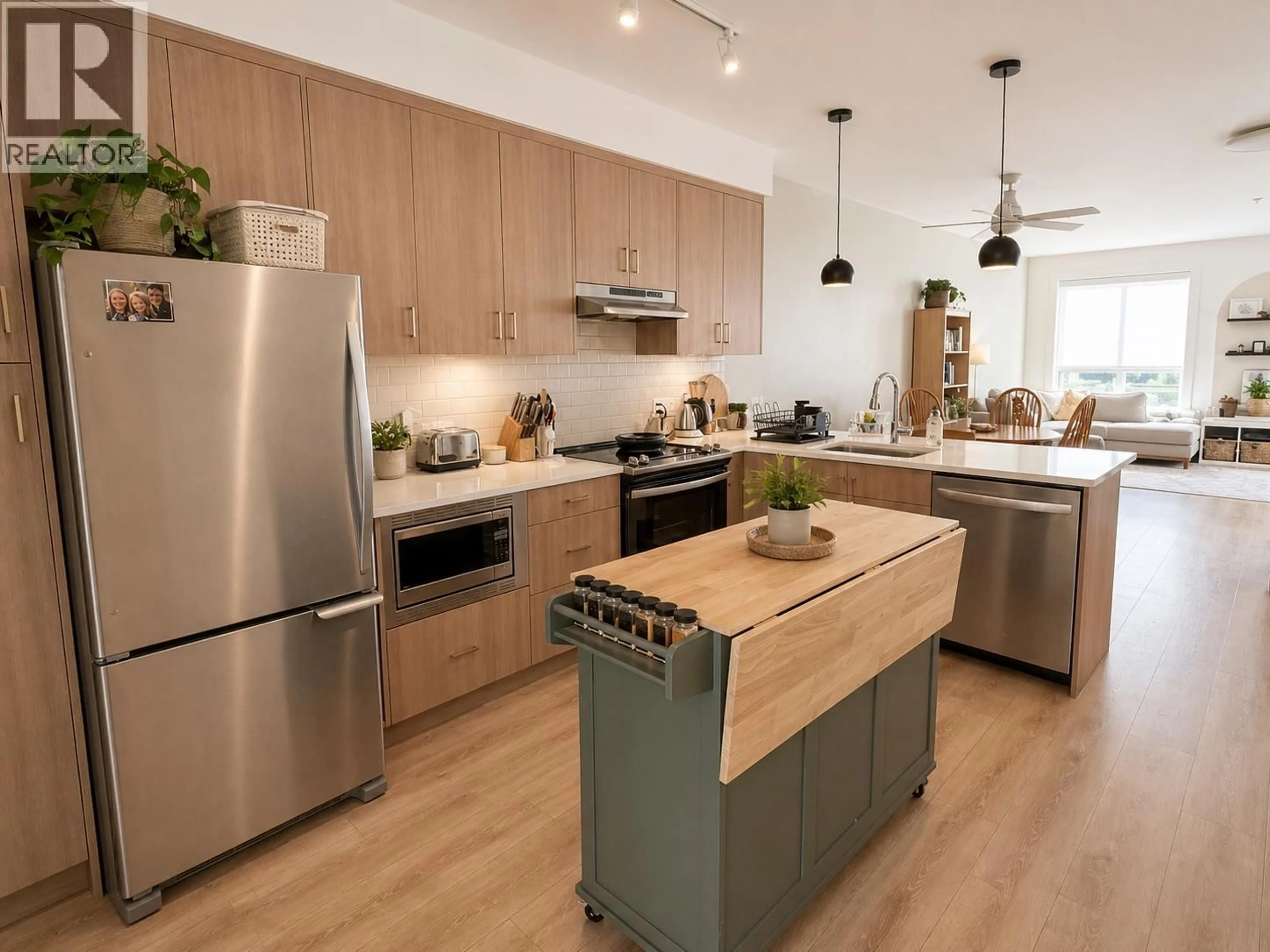 Open concept kitchen, wood/laminate floor for 60 - 39769 GOVERNMENT ROAD, Squamish British Columbia V8B0Z1