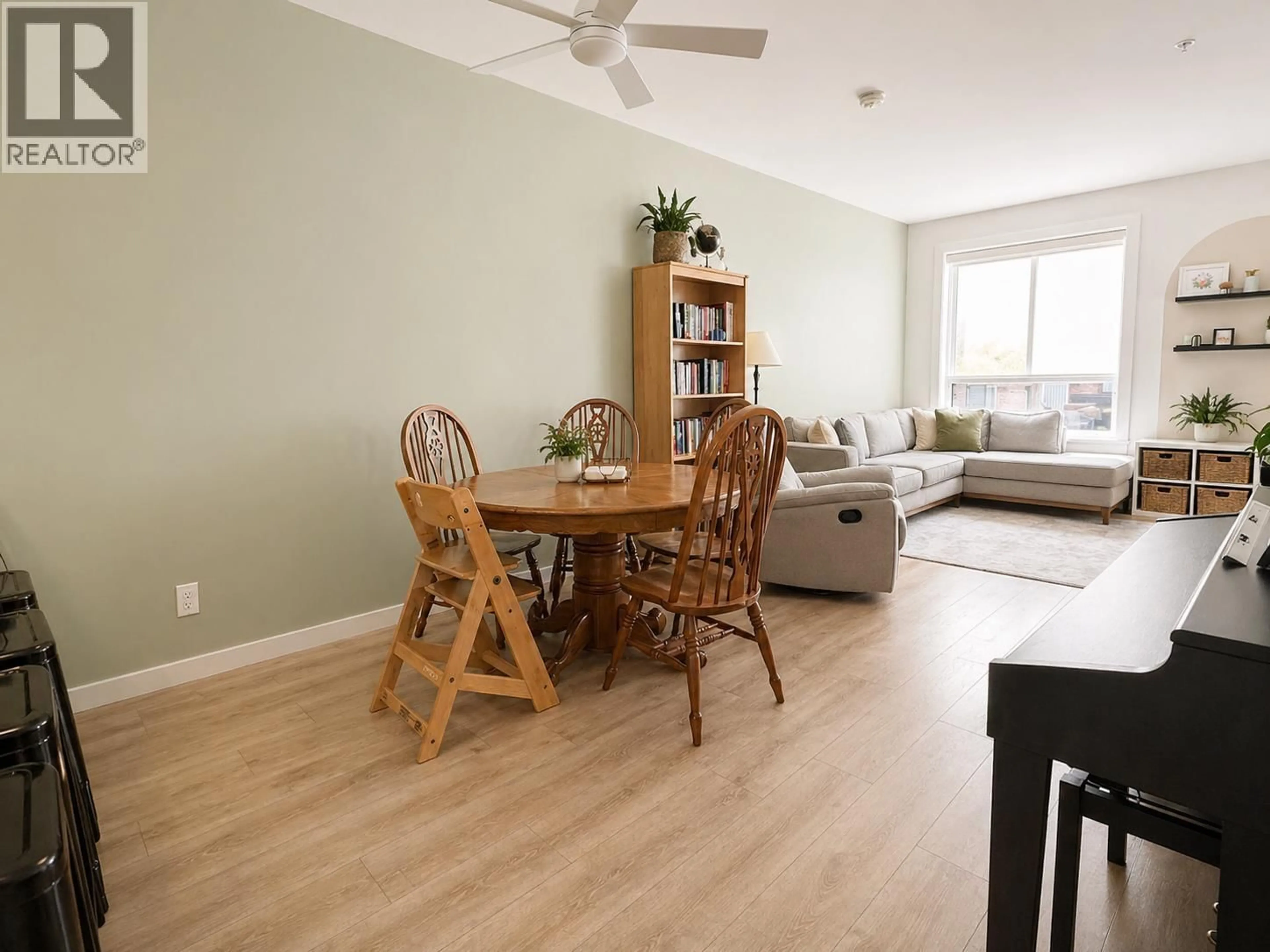 Living room with furniture, wood/laminate floor for 60 - 39769 GOVERNMENT ROAD, Squamish British Columbia V8B0Z1