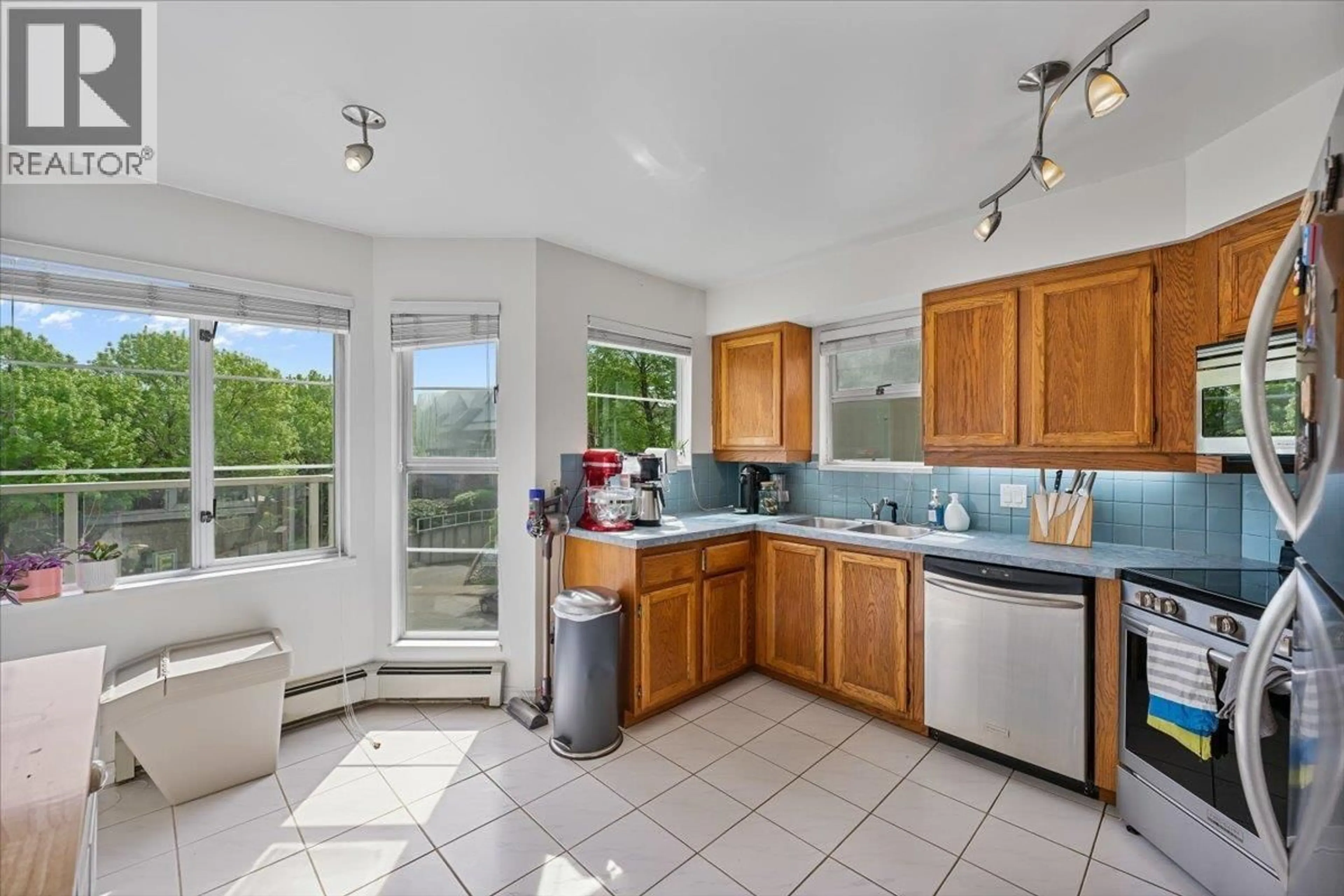 Open concept kitchen, ceramic/tile floor for 313 - 12 K DE K COURT, New Westminster British Columbia V3M6C5