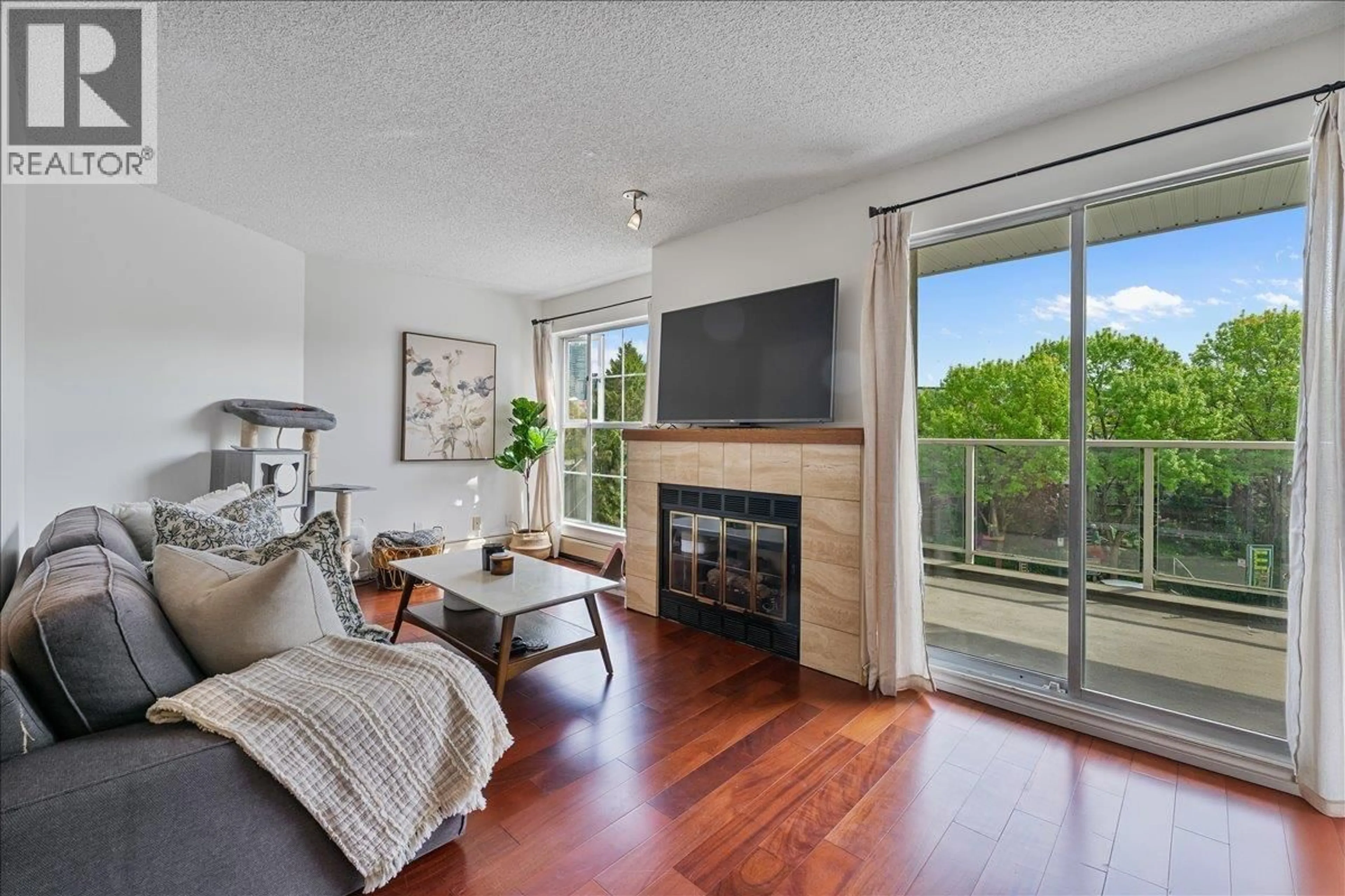 Living room with furniture, wood/laminate floor for 313 - 12 K DE K COURT, New Westminster British Columbia V3M6C5