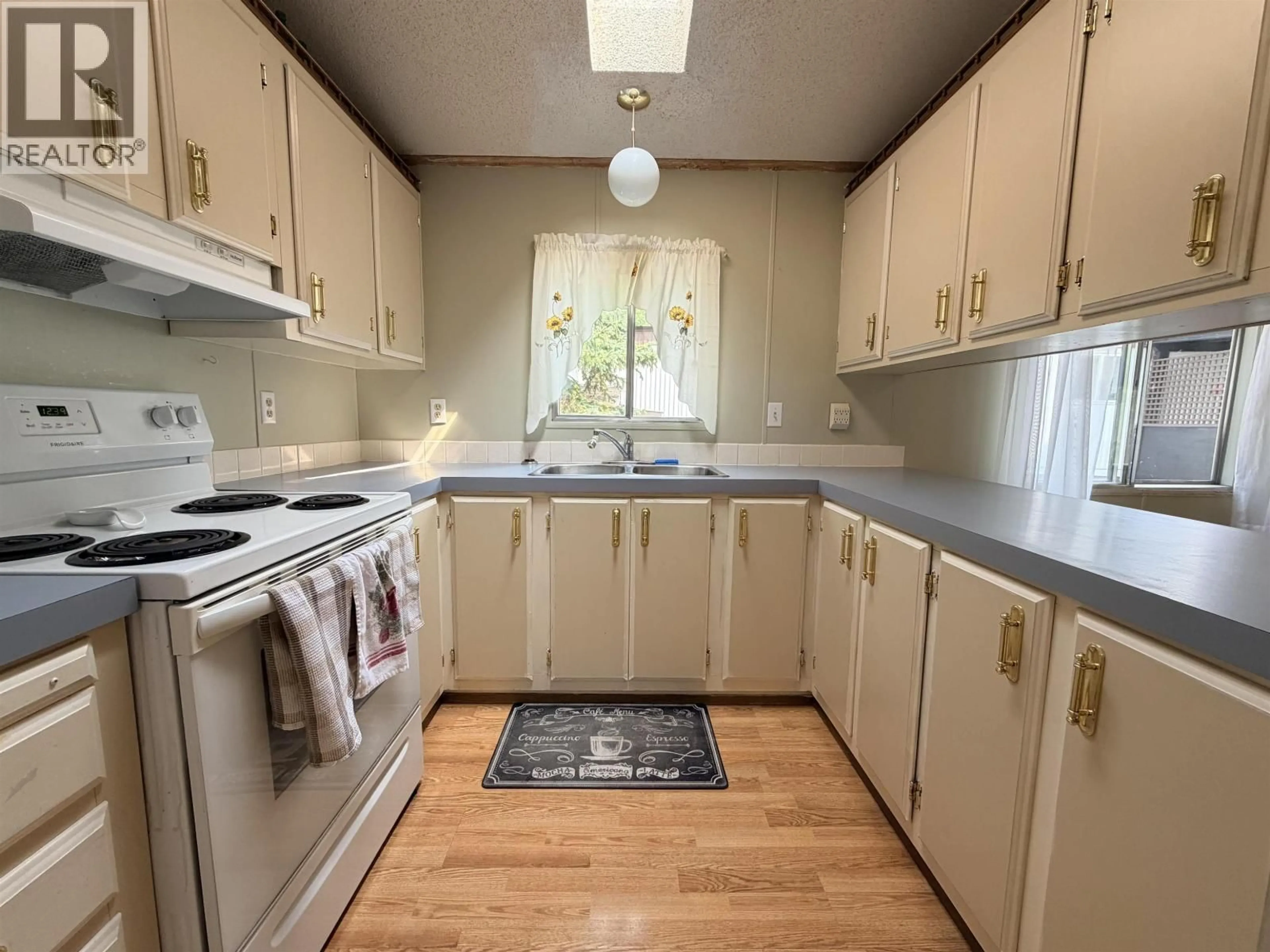 Standard kitchen, unknown for 10 - 2155 COMMODORE CRESCENT, Williams Lake British Columbia V2G5E1