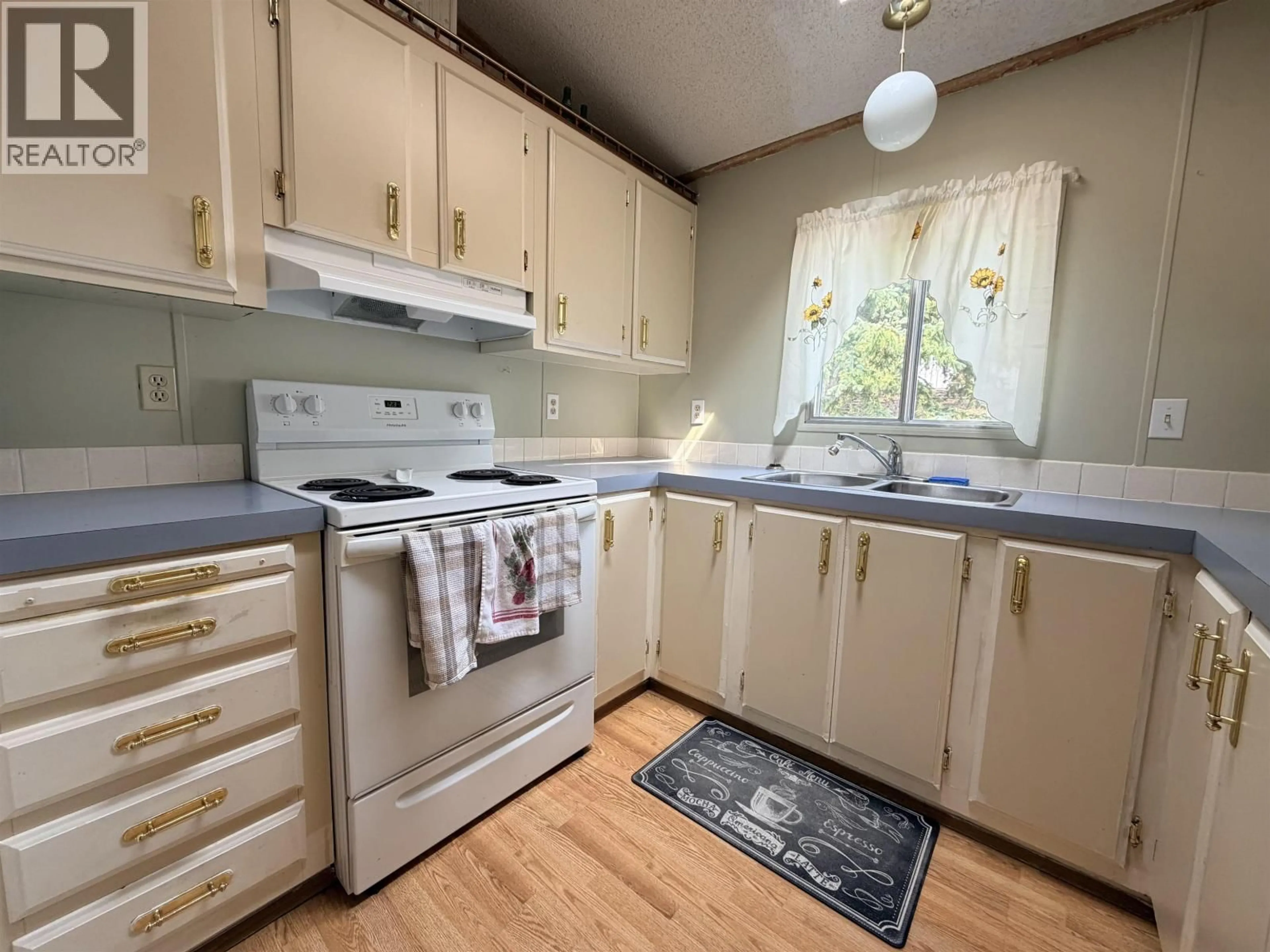 Standard kitchen, unknown for 10 - 2155 COMMODORE CRESCENT, Williams Lake British Columbia V2G5E1