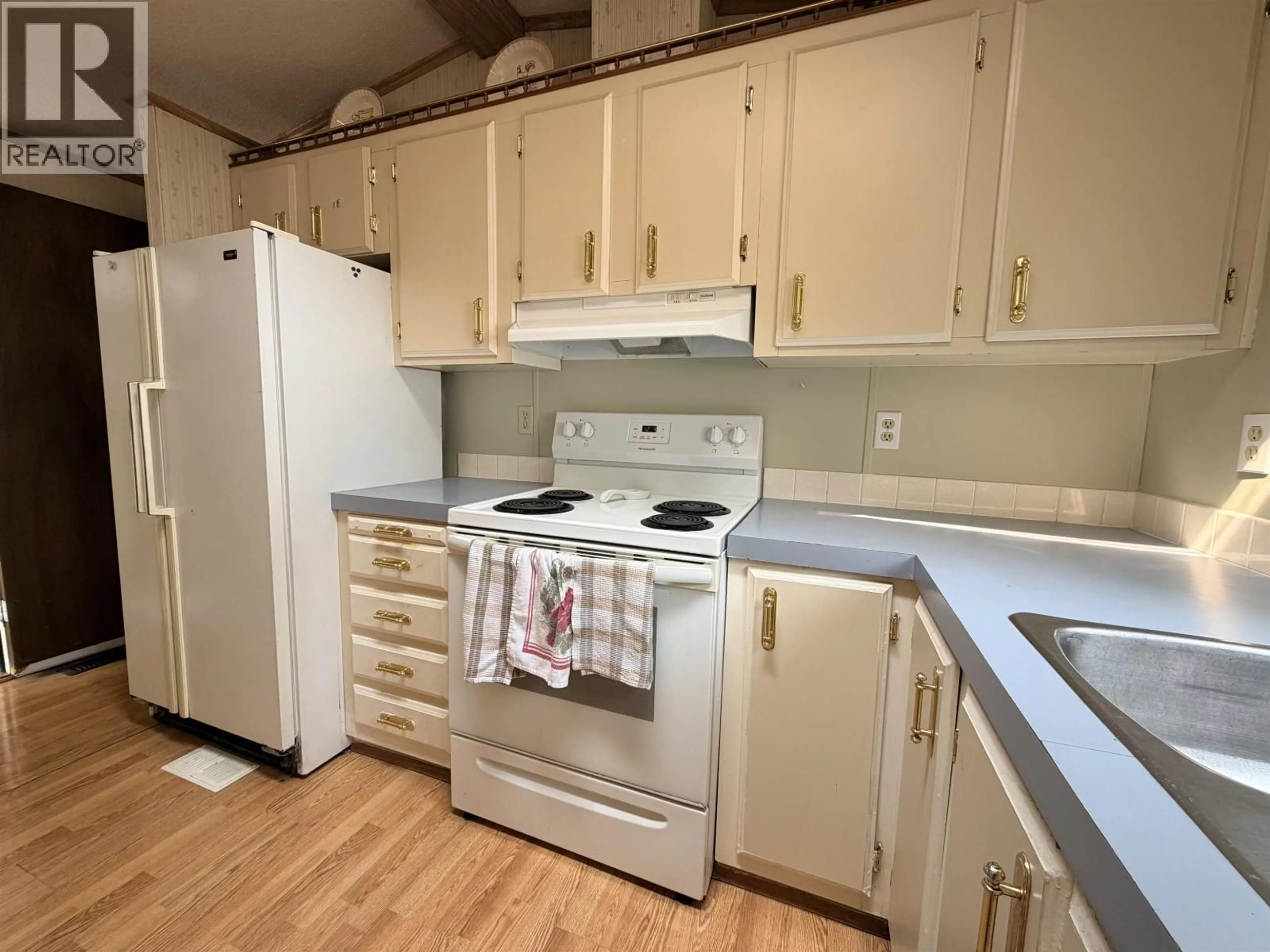 Standard kitchen, unknown for 10 - 2155 COMMODORE CRESCENT, Williams Lake British Columbia V2G5E1