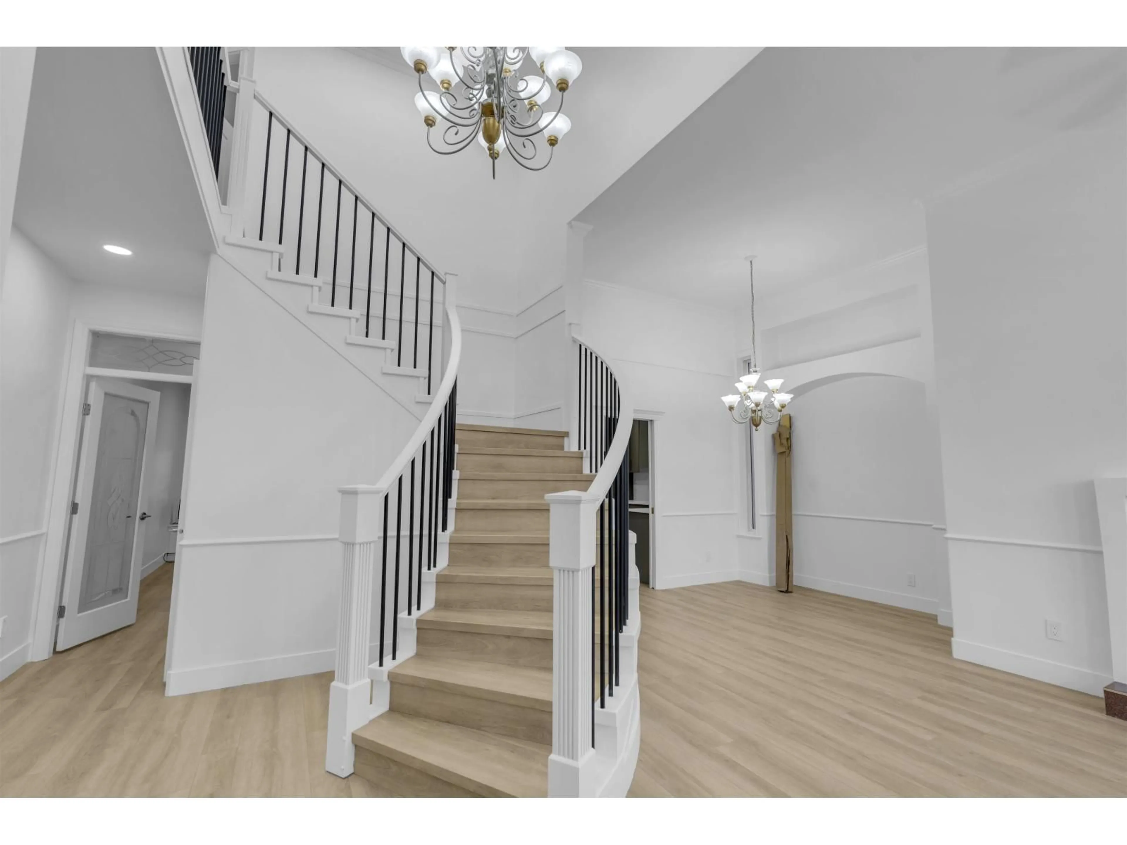 Indoor foyer for 5858 138 STREET, Surrey British Columbia V3X3P3