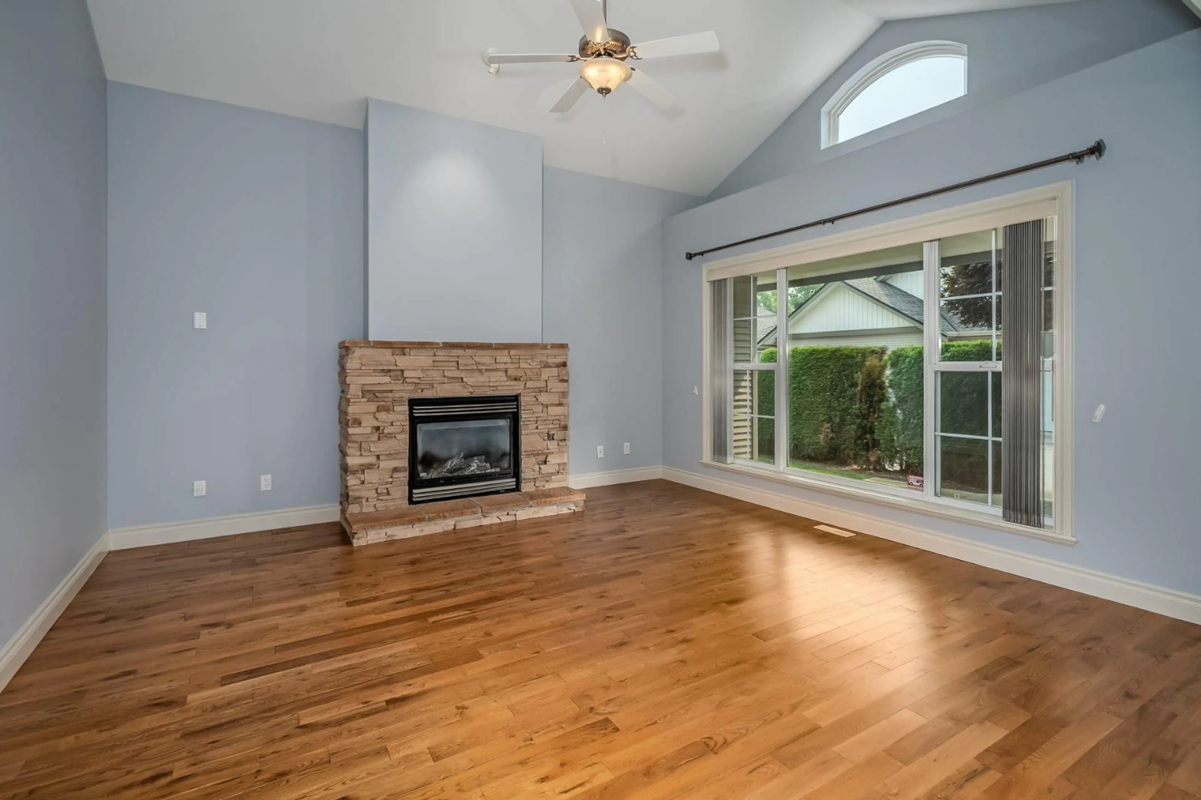 Living room with furniture, wood/laminate floor for 33 - 45819 STEVENSON ROAD, Chilliwack British Columbia V2R5T4