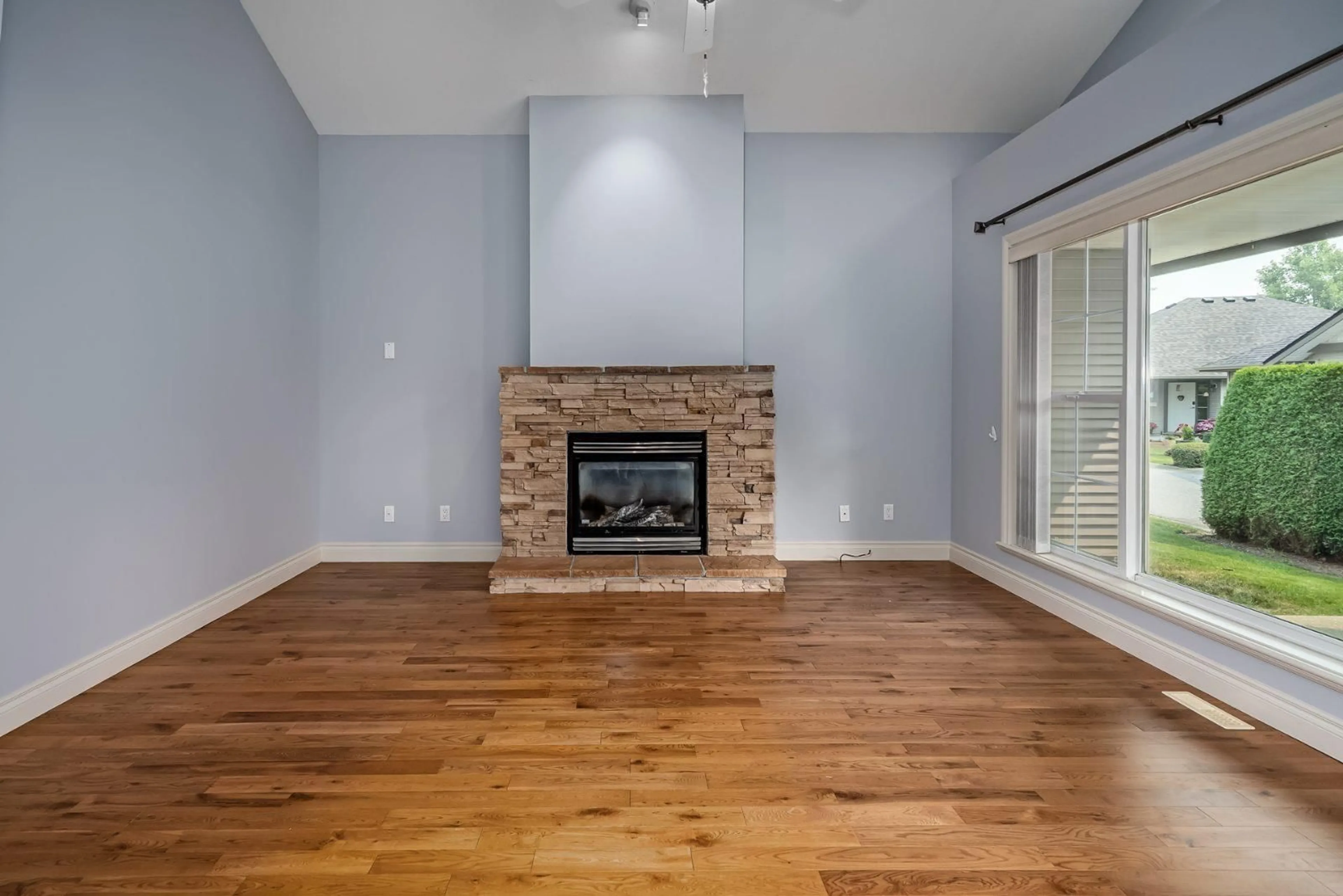 Living room with furniture, wood/laminate floor for 33 - 45819 STEVENSON ROAD, Chilliwack British Columbia V2R5T4