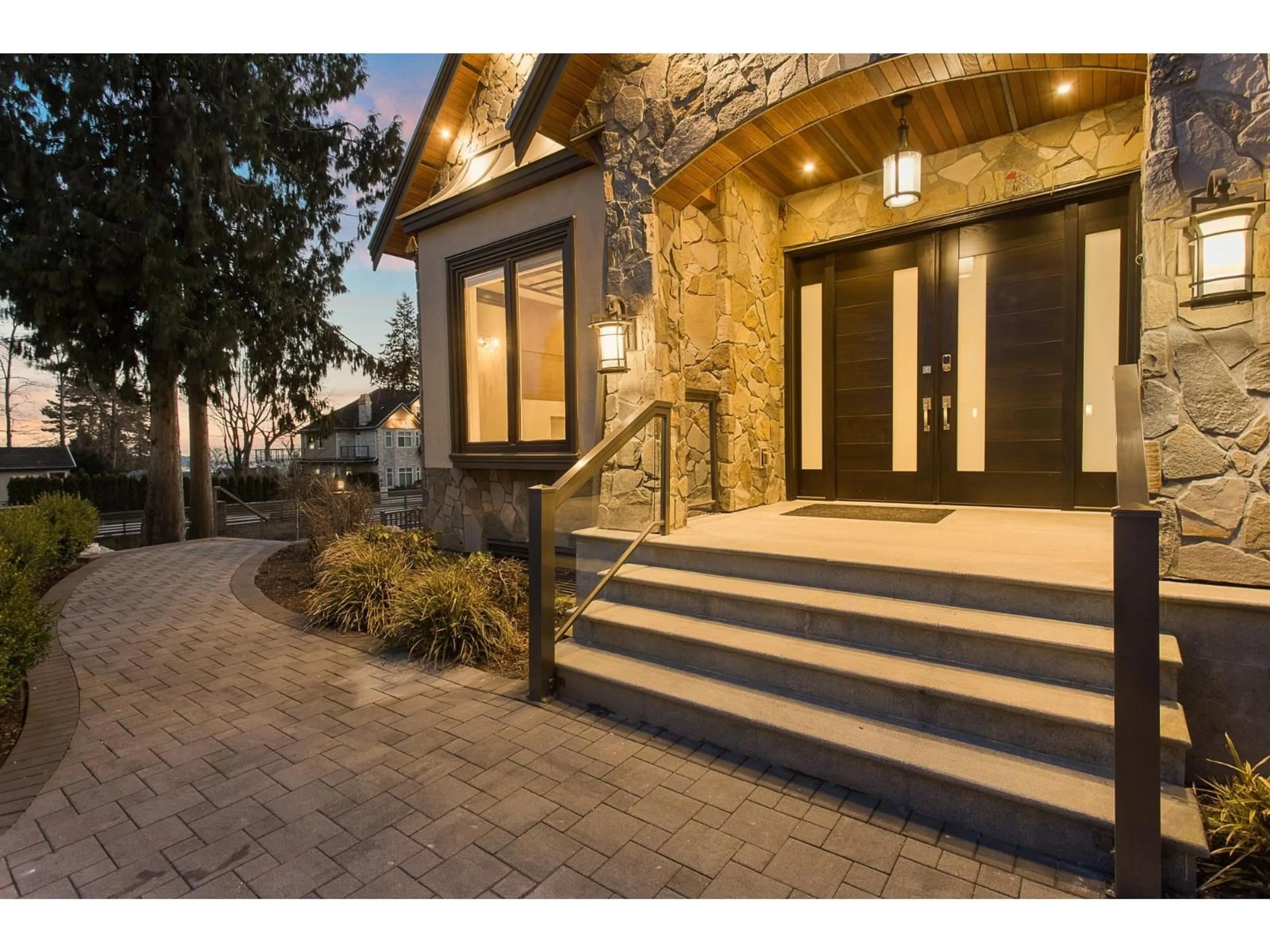 Indoor entryway for 13245 57 AVENUE, Surrey British Columbia V3X2S7
