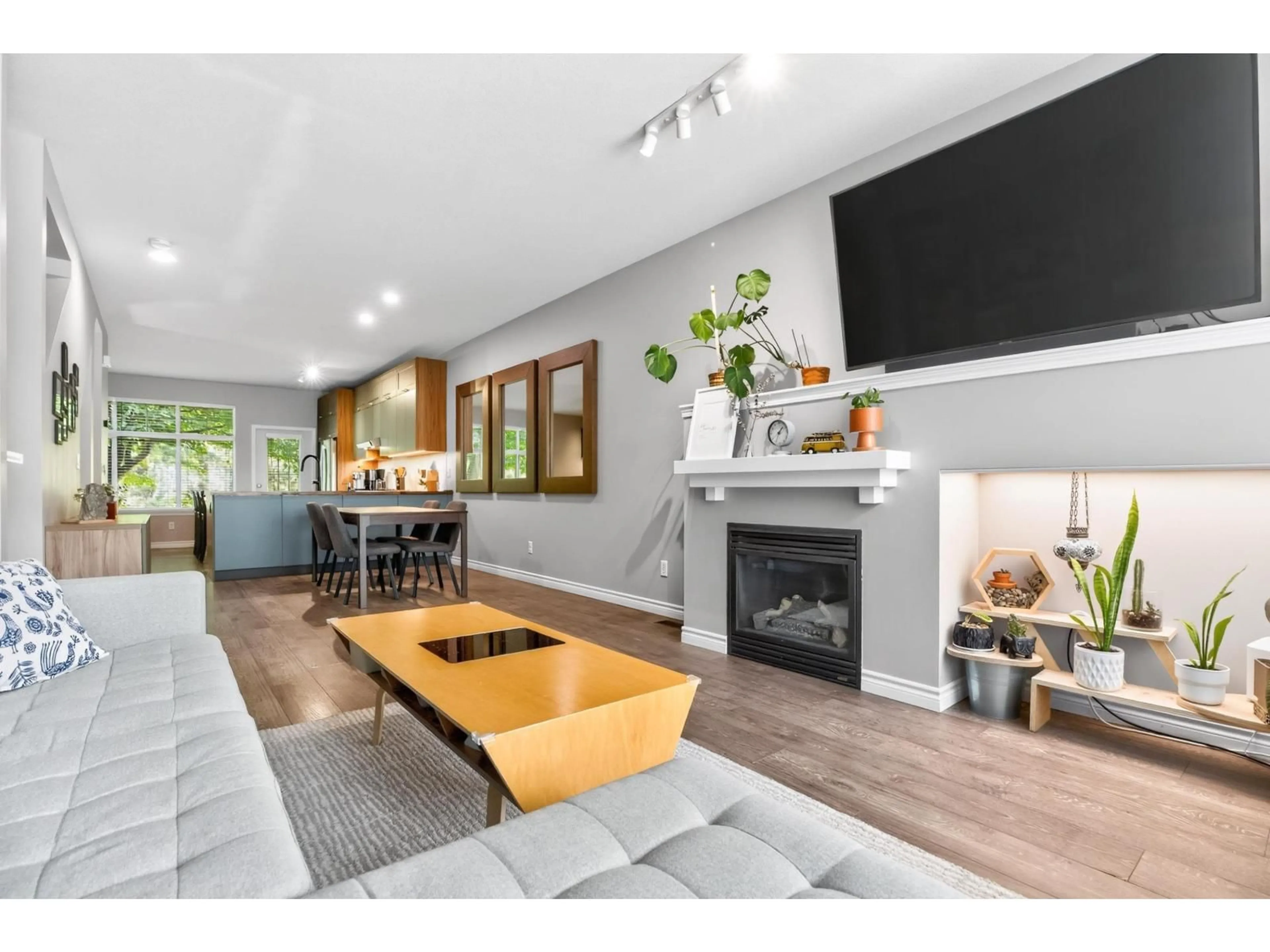Living room with furniture, wood/laminate floor for 26 - 18828 69 AVENUE, Surrey British Columbia V4N5L1