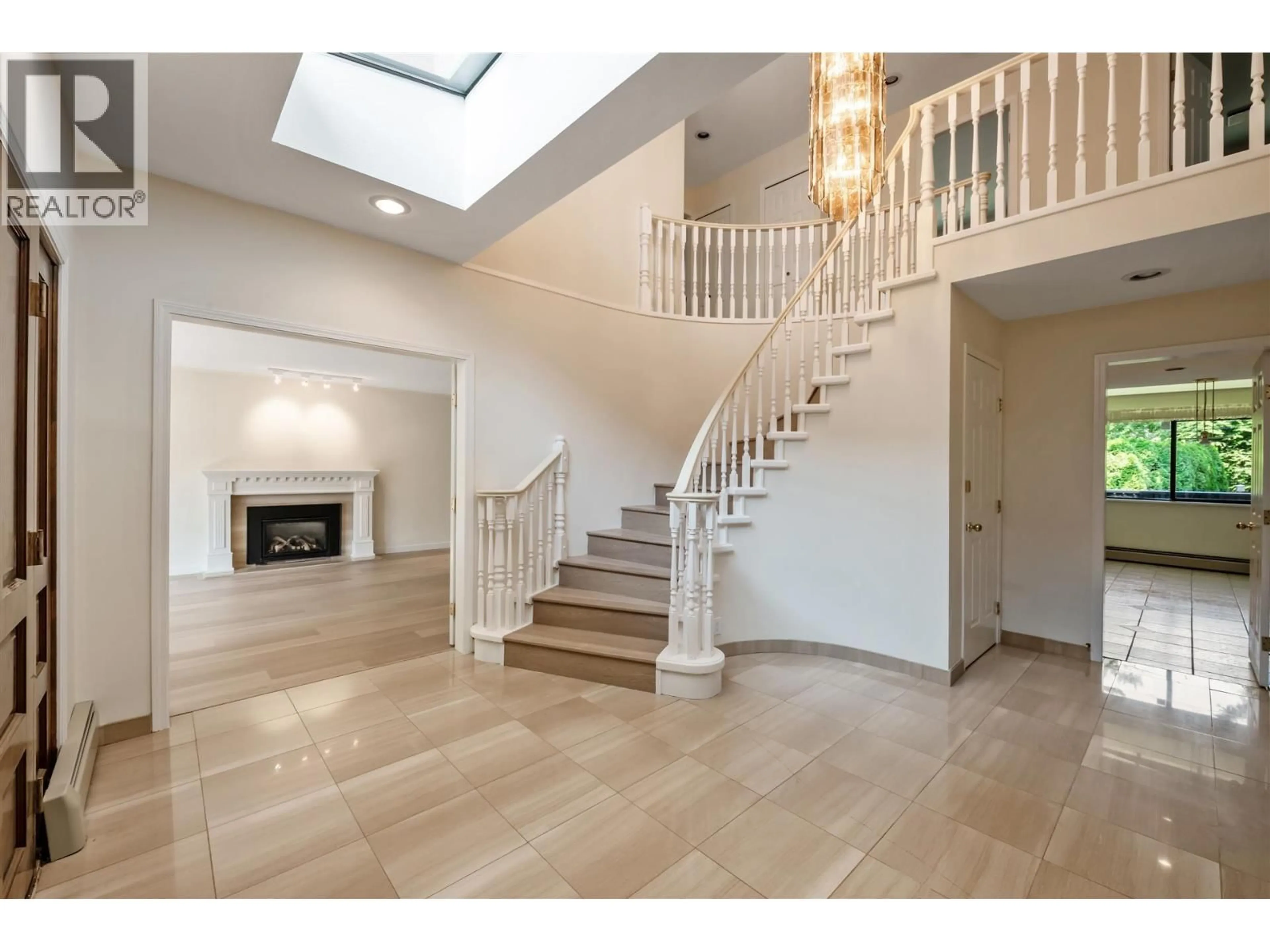 Indoor foyer for 2855 37TH AVENUE, Vancouver British Columbia V6N2T7