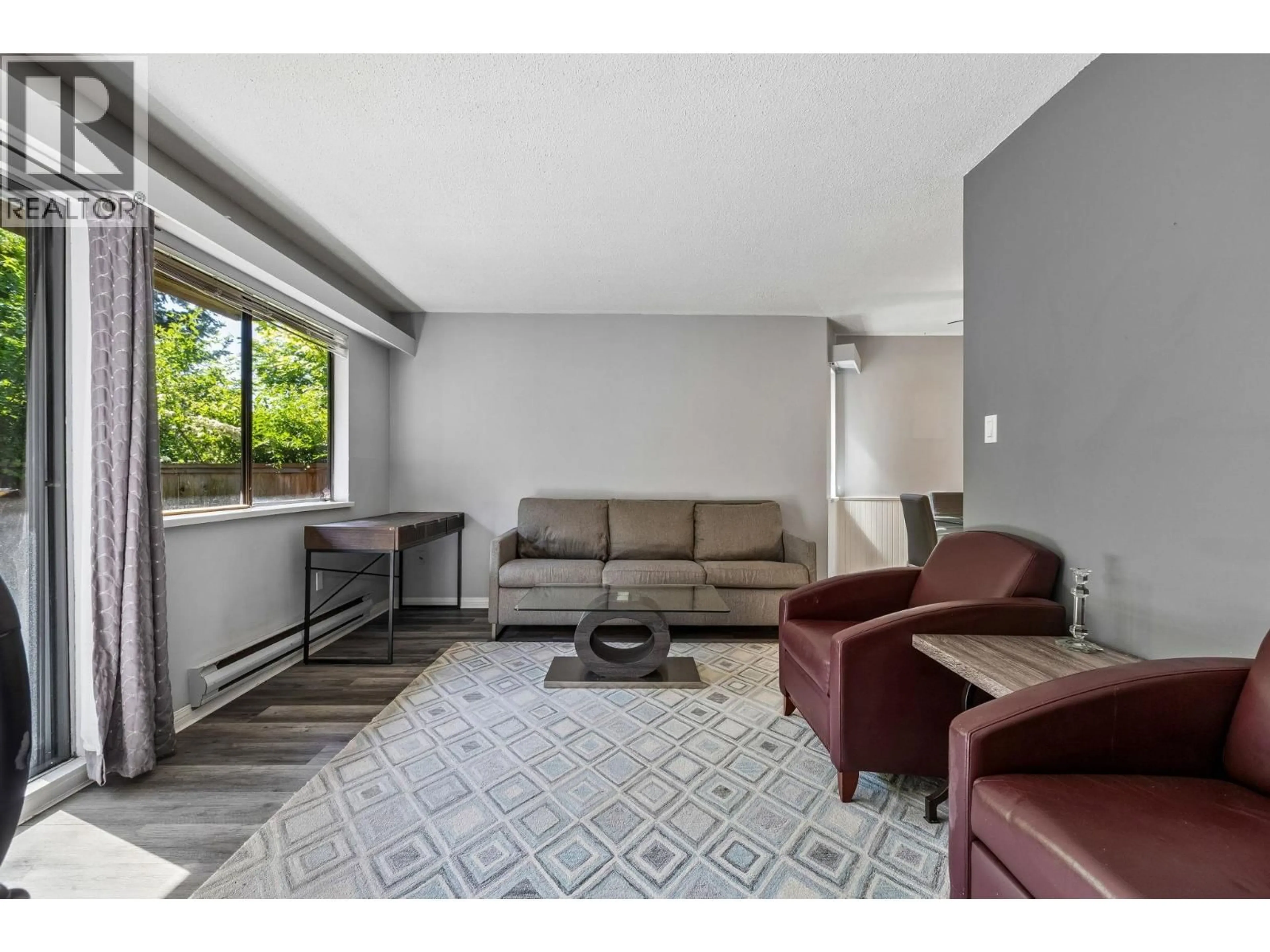 Living room with furniture, unknown for 102 - 107 27TH STREET, North Vancouver British Columbia V7N4G5
