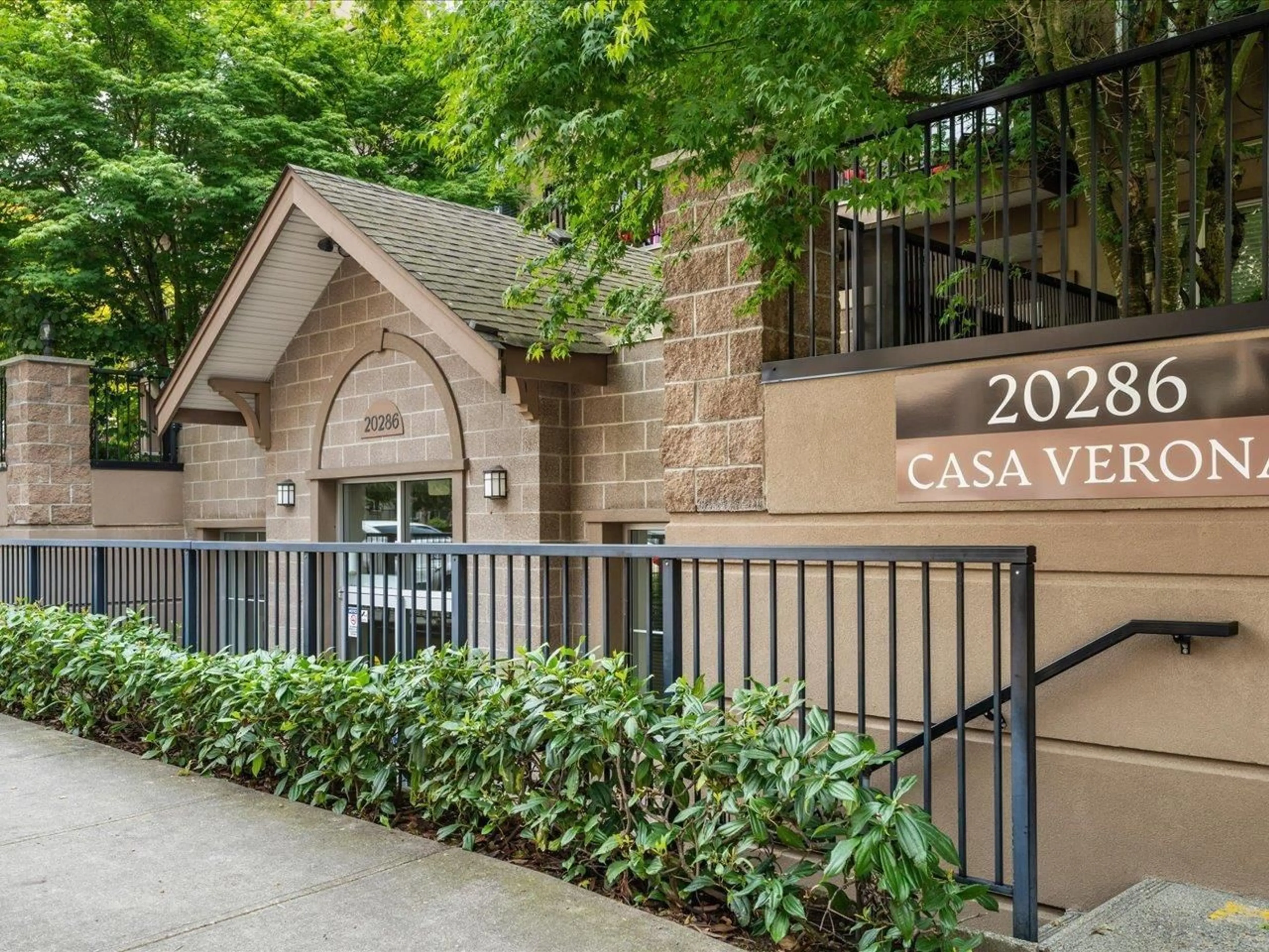 Indoor foyer for 407 - 20286 53A AVENUE, Langley British Columbia V3A0A8
