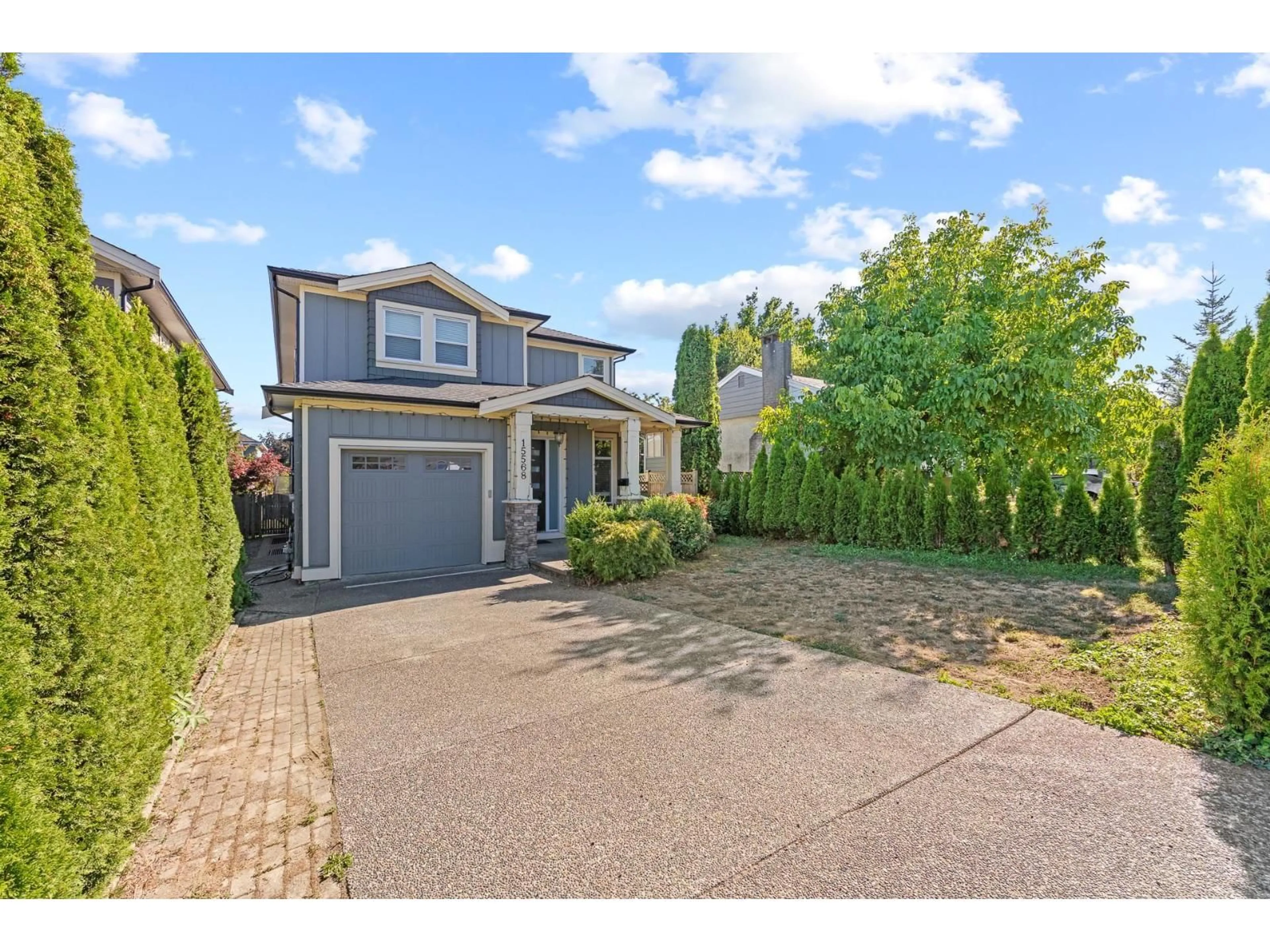 A pic from outside/outdoor area/front of a property/back of a property/a pic from drone, street for 15568 RUSSELL AVENUE, White Rock British Columbia V4B2R3