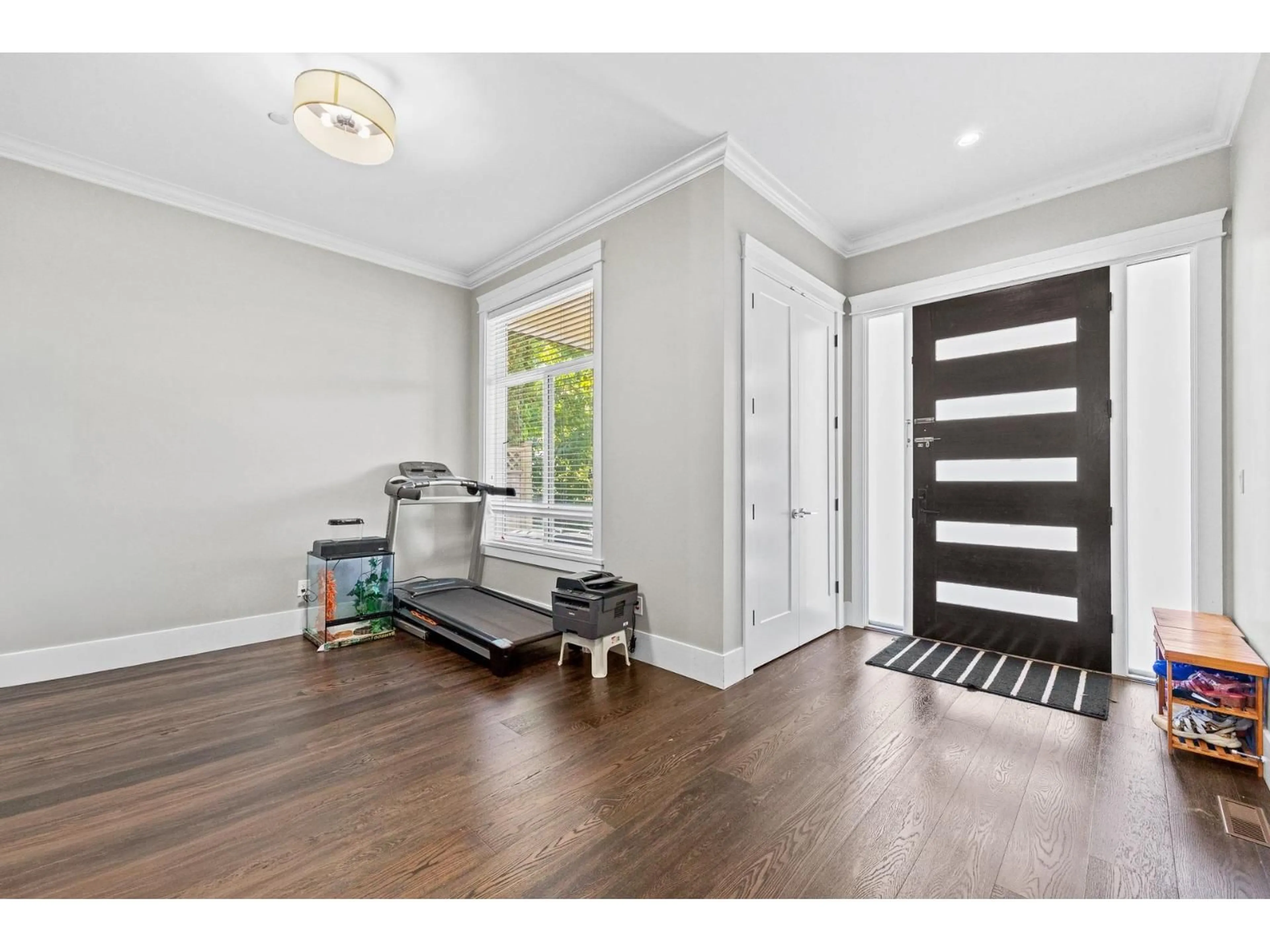 Indoor entryway for 15568 RUSSELL AVENUE, White Rock British Columbia V4B2R3