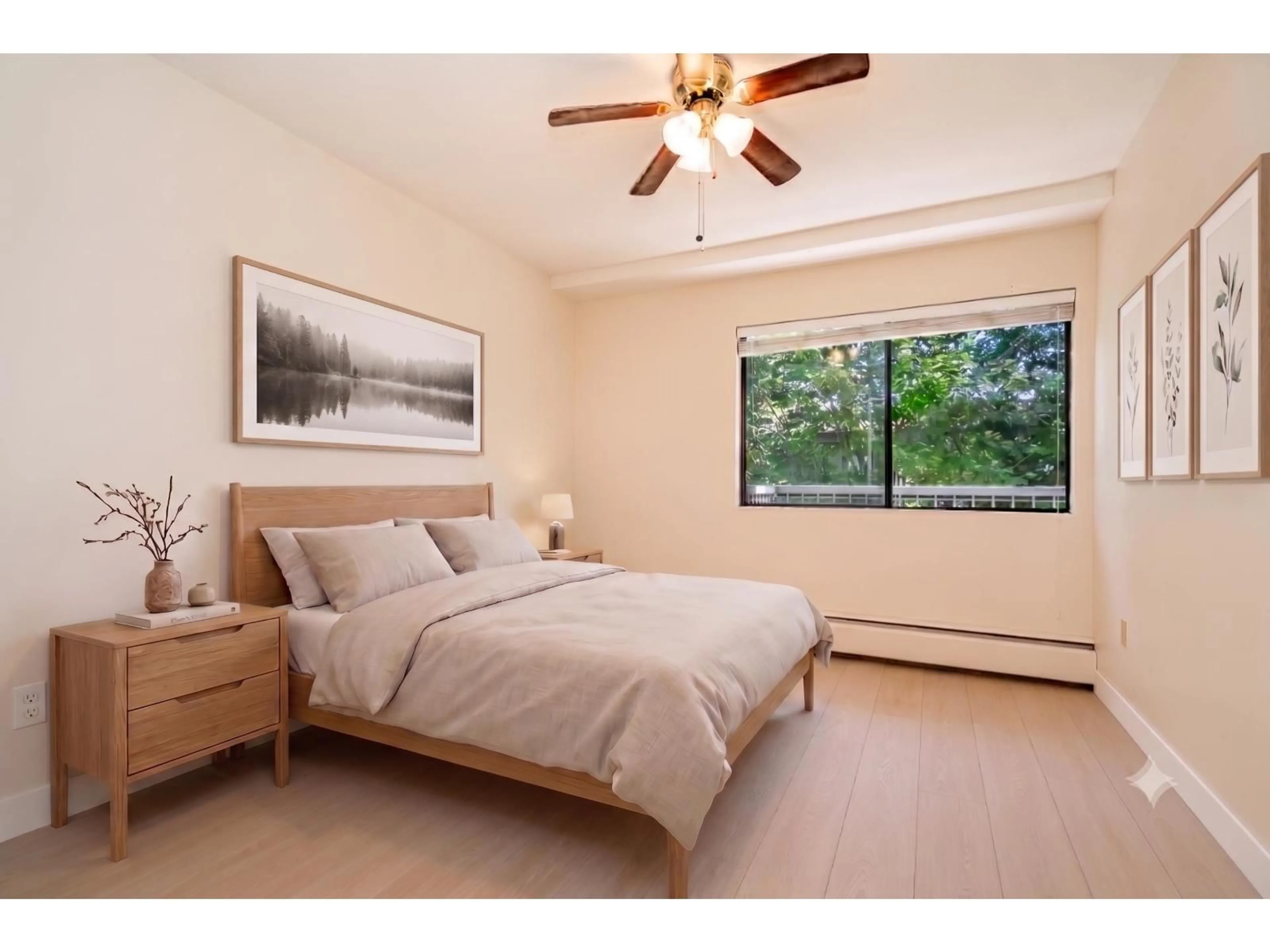 Bedroom with bed, wood/laminate floor for 208 - 15020 NORTH BLUFF ROAD, White Rock British Columbia V4B5A4