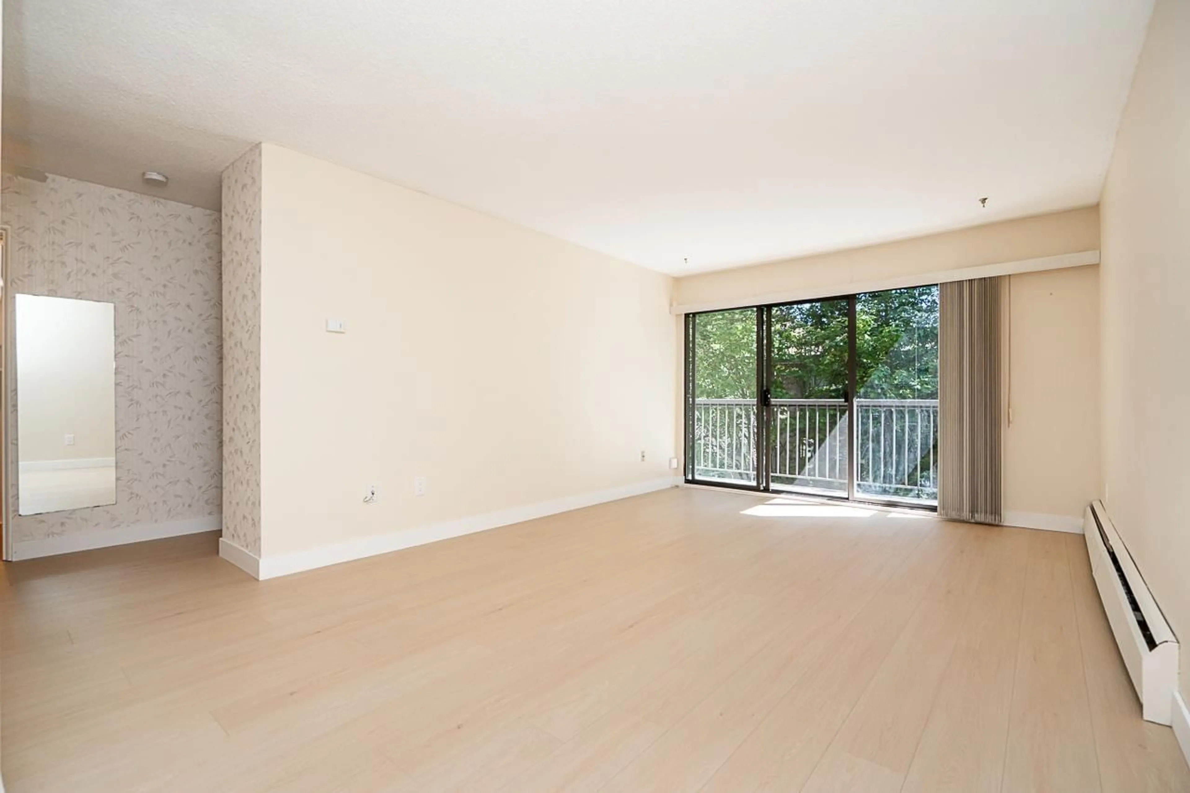 A pic of a room for 208 - 15020 NORTH BLUFF ROAD, White Rock British Columbia V4B5A4