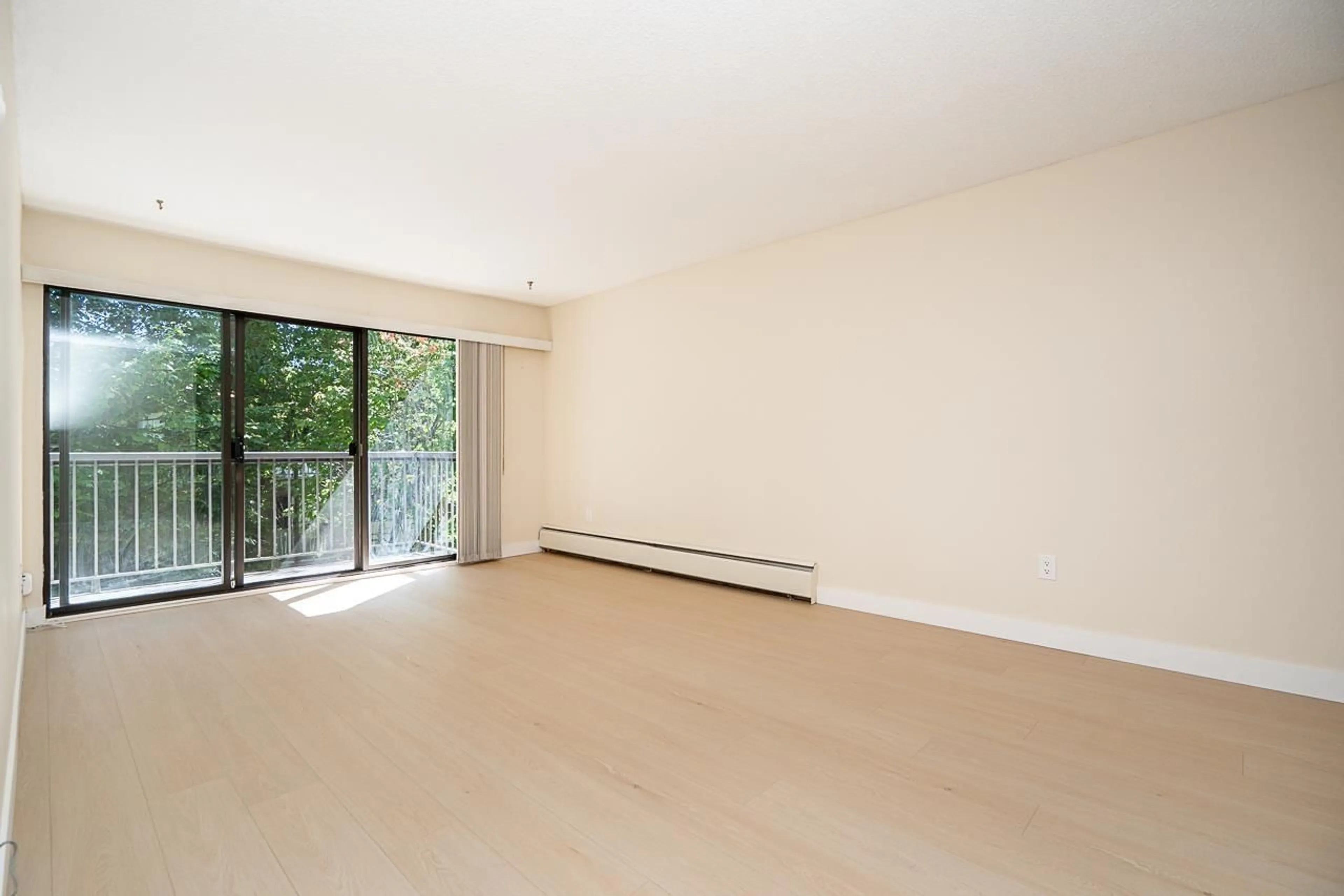 A pic of a room for 208 - 15020 NORTH BLUFF ROAD, White Rock British Columbia V4B5A4
