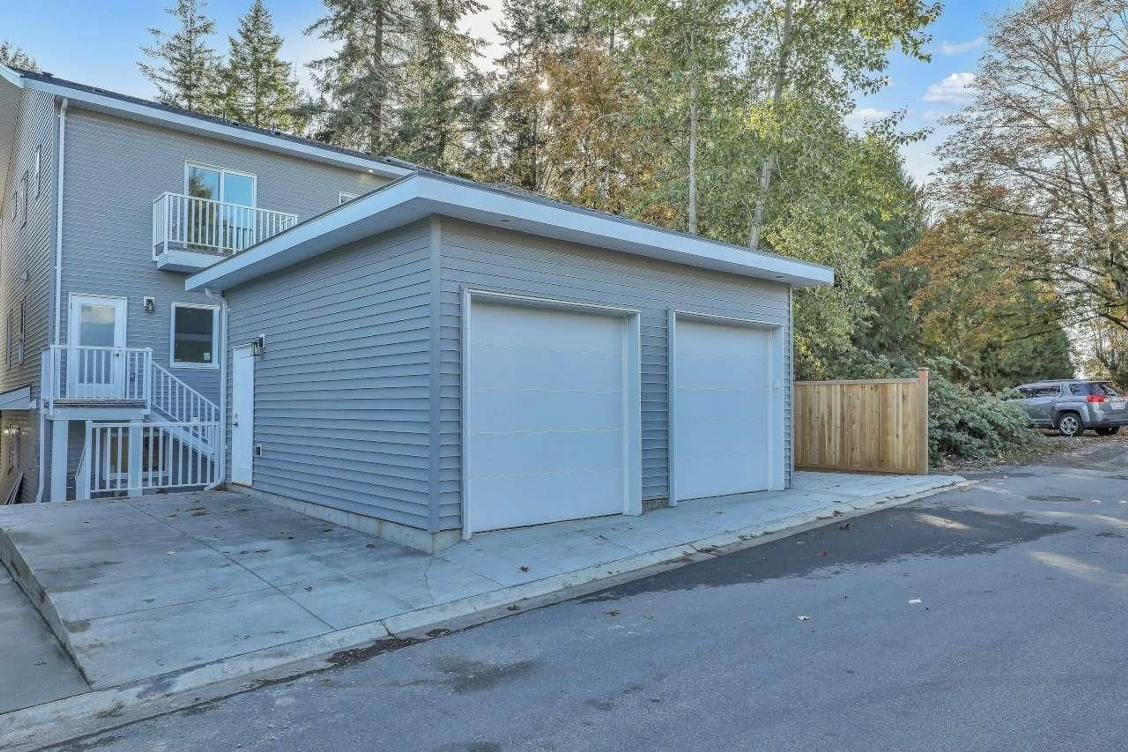 Indoor garage for 101 - 14755 68A AVENUE, Surrey British Columbia V3S2B2