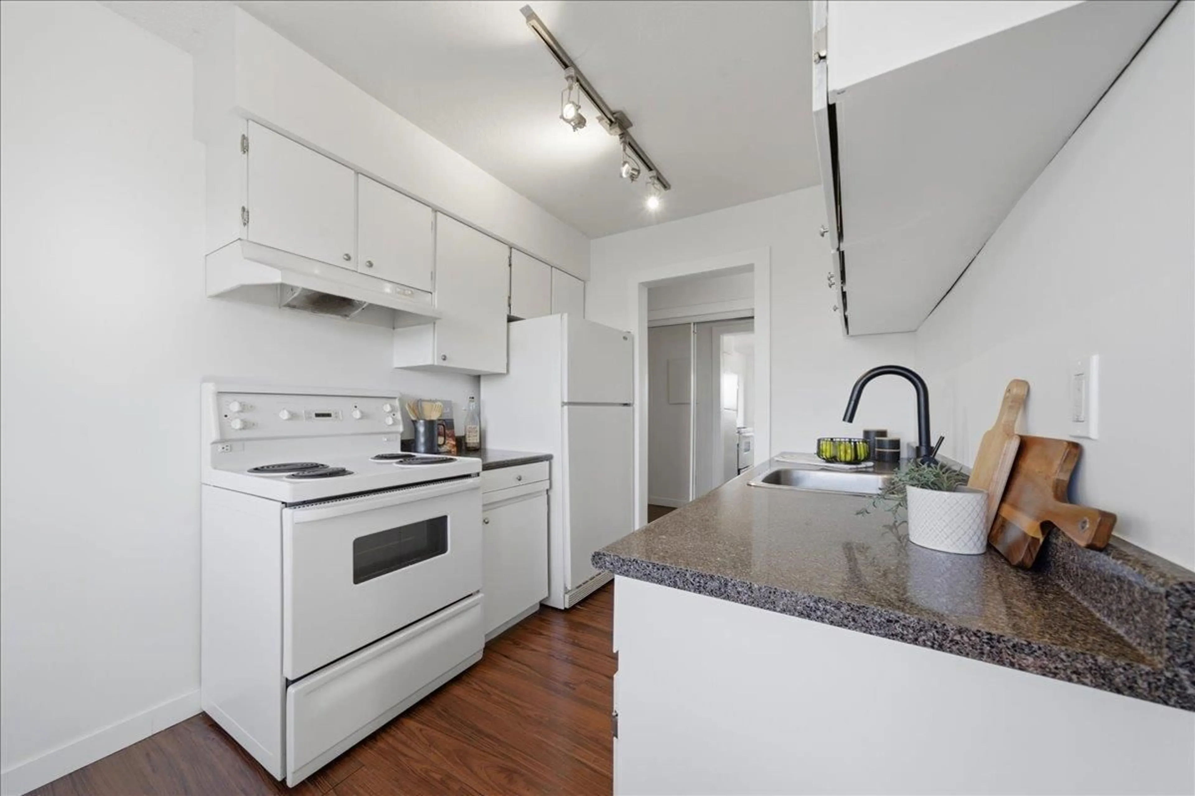 Standard kitchen, unknown for 314 - 15238 100 AVENUE, Surrey British Columbia V3R7T9