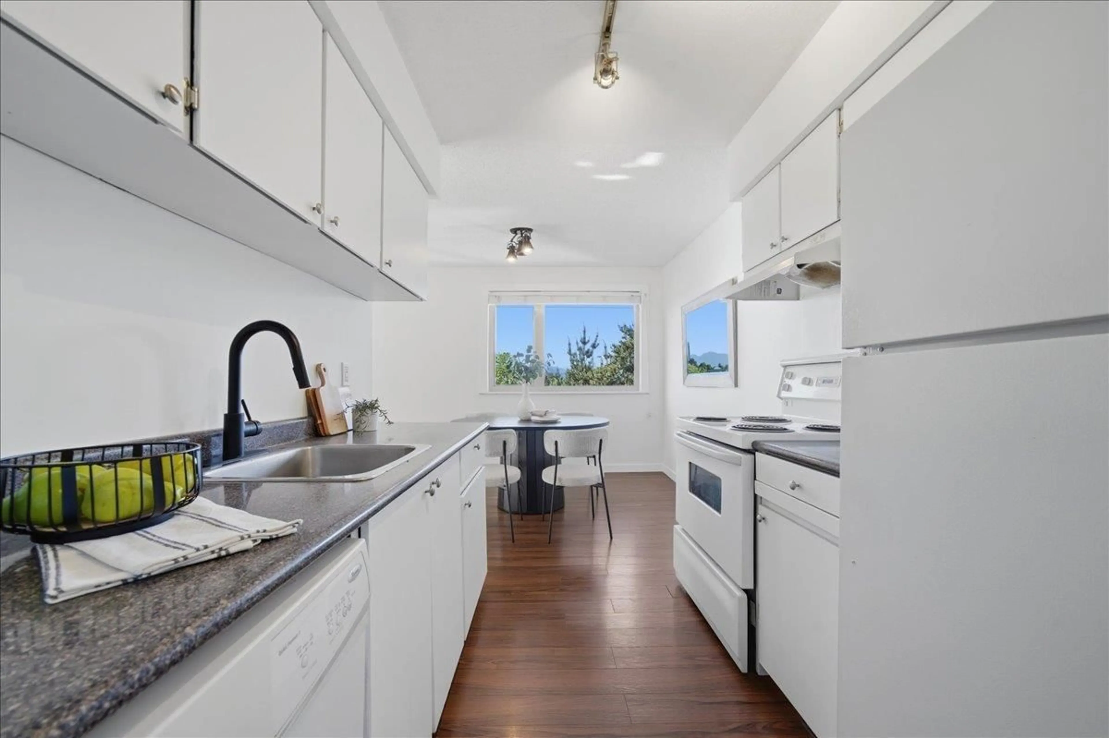Standard kitchen, unknown for 314 - 15238 100 AVENUE, Surrey British Columbia V3R7T9
