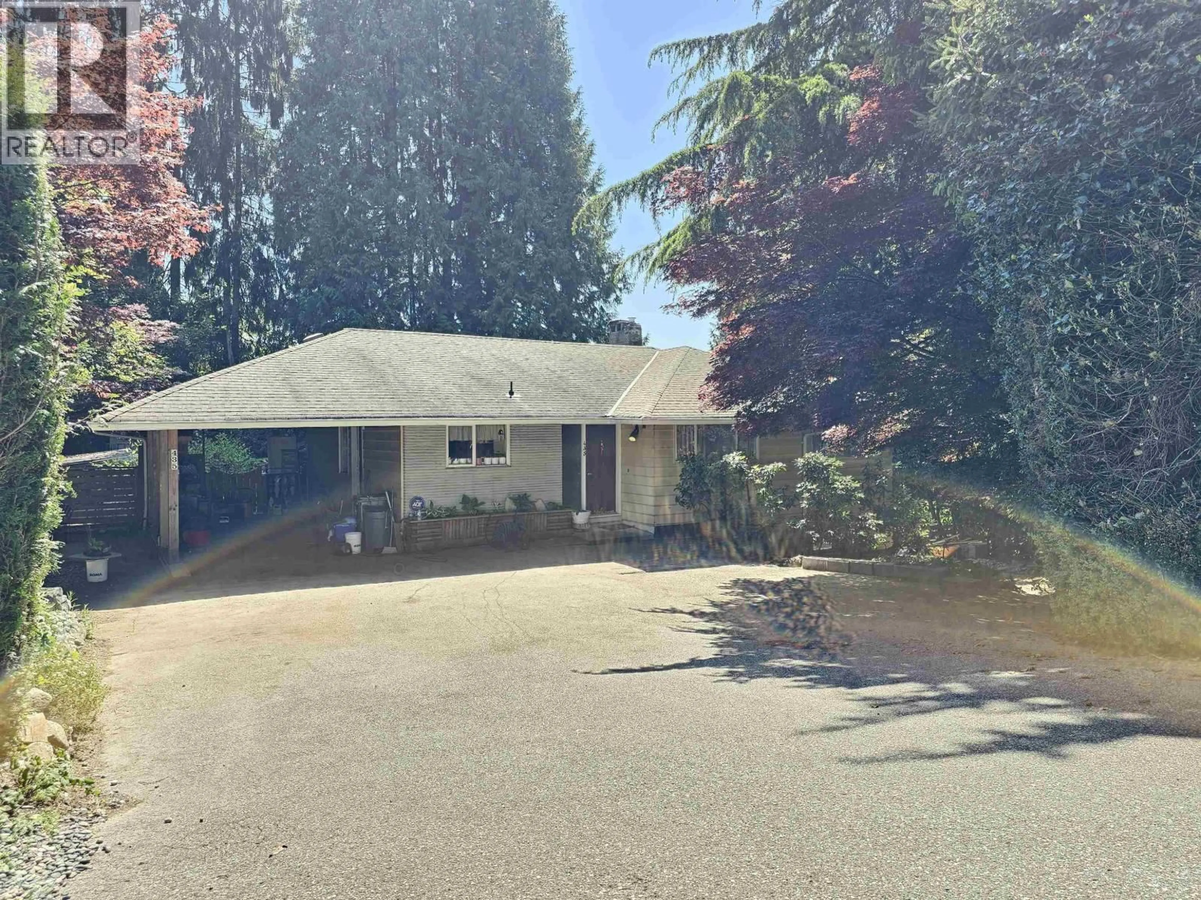 A pic from outside/outdoor area/front of a property/back of a property/a pic from drone, street for 435 E OSBORNE ROAD, North Vancouver British Columbia V7N1M4