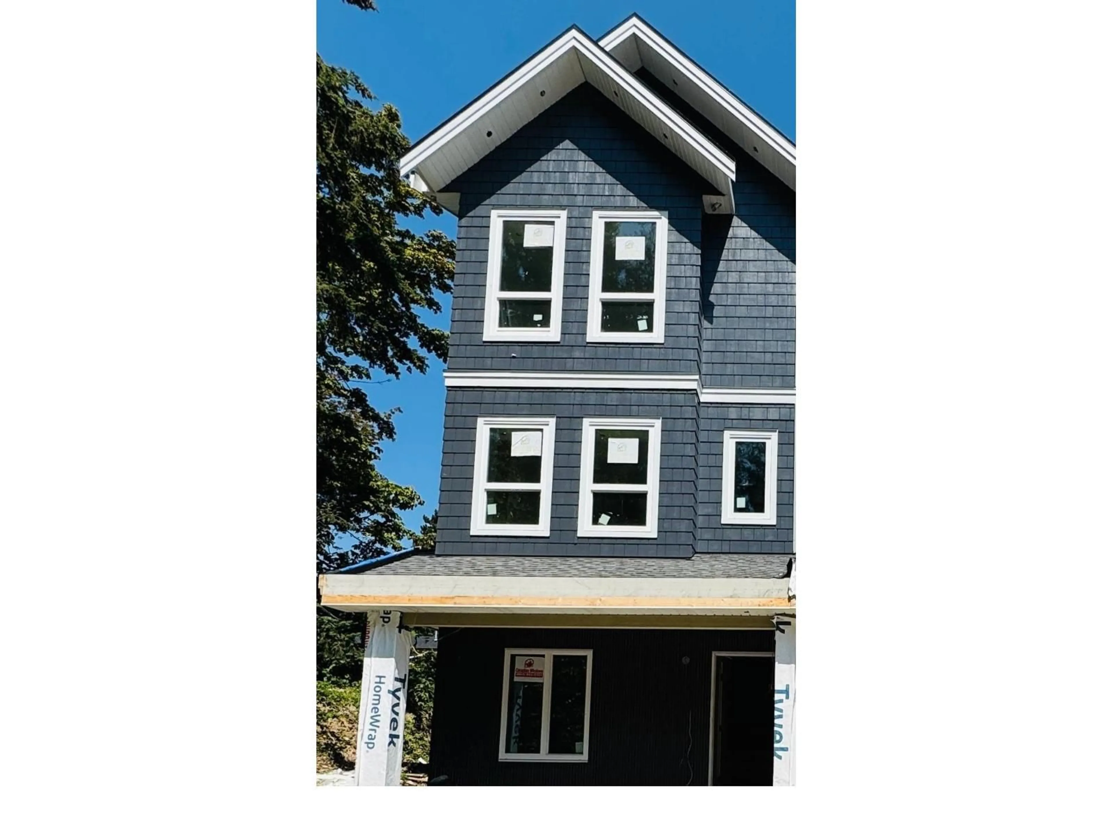 Home with vinyl exterior material, building for 102 - 14755 68A AVENUE, Surrey British Columbia V3S2B2