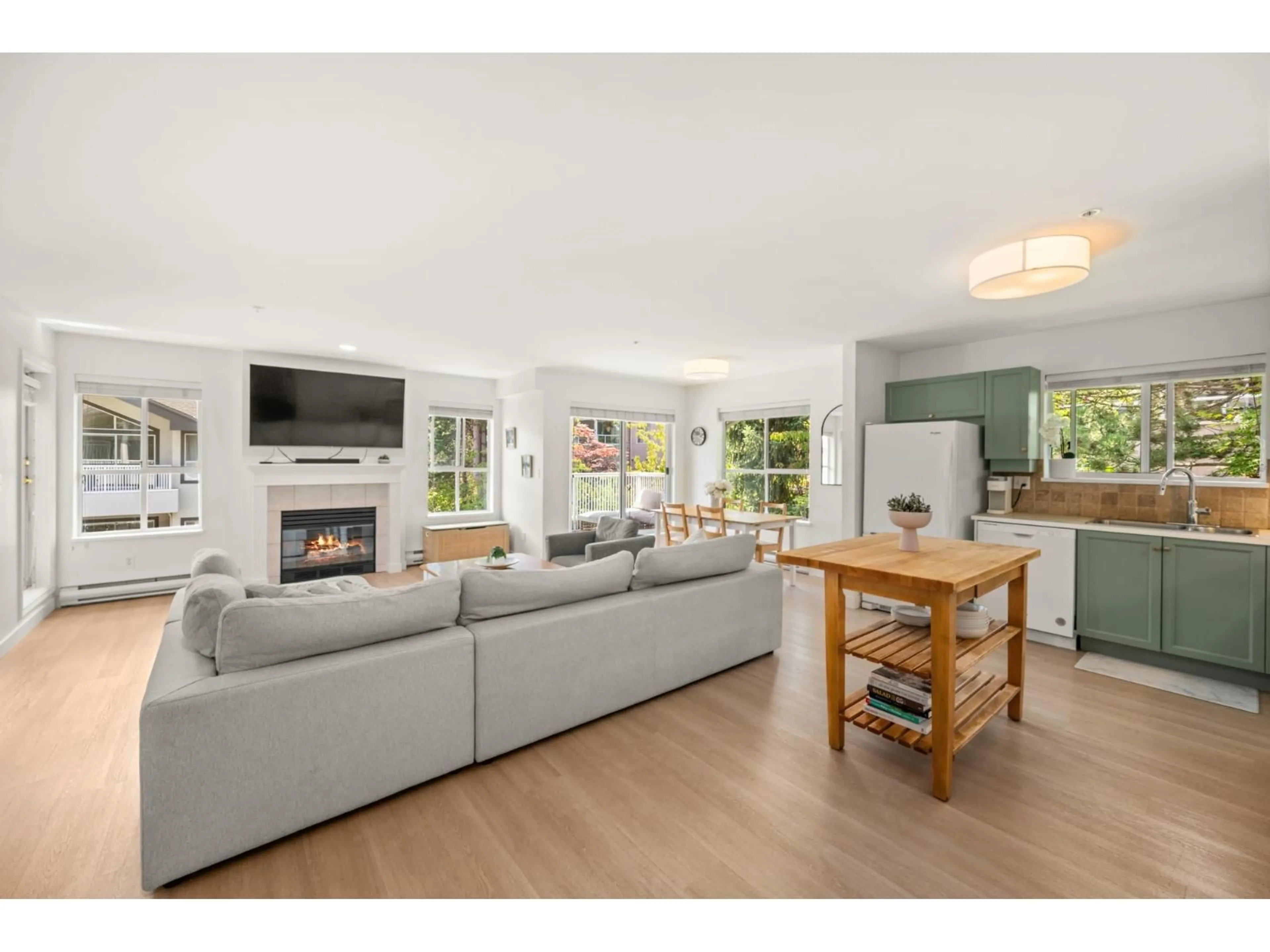 Open concept kitchen, wood/laminate floor for 309 - 15272 20 AVENUE, Surrey British Columbia V4A2A3