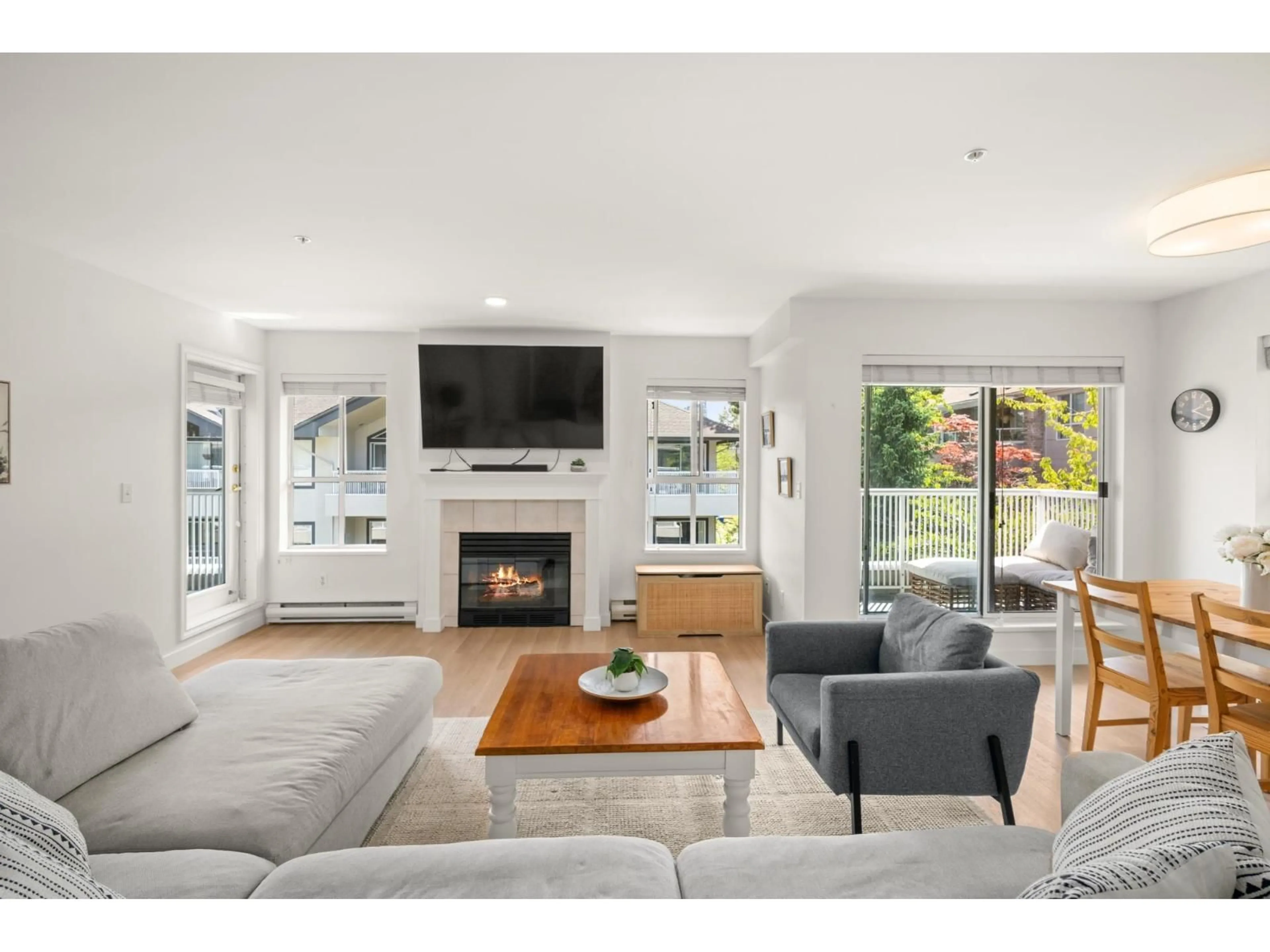 Living room with furniture, unknown for 309 - 15272 20 AVENUE, Surrey British Columbia V4A2A3