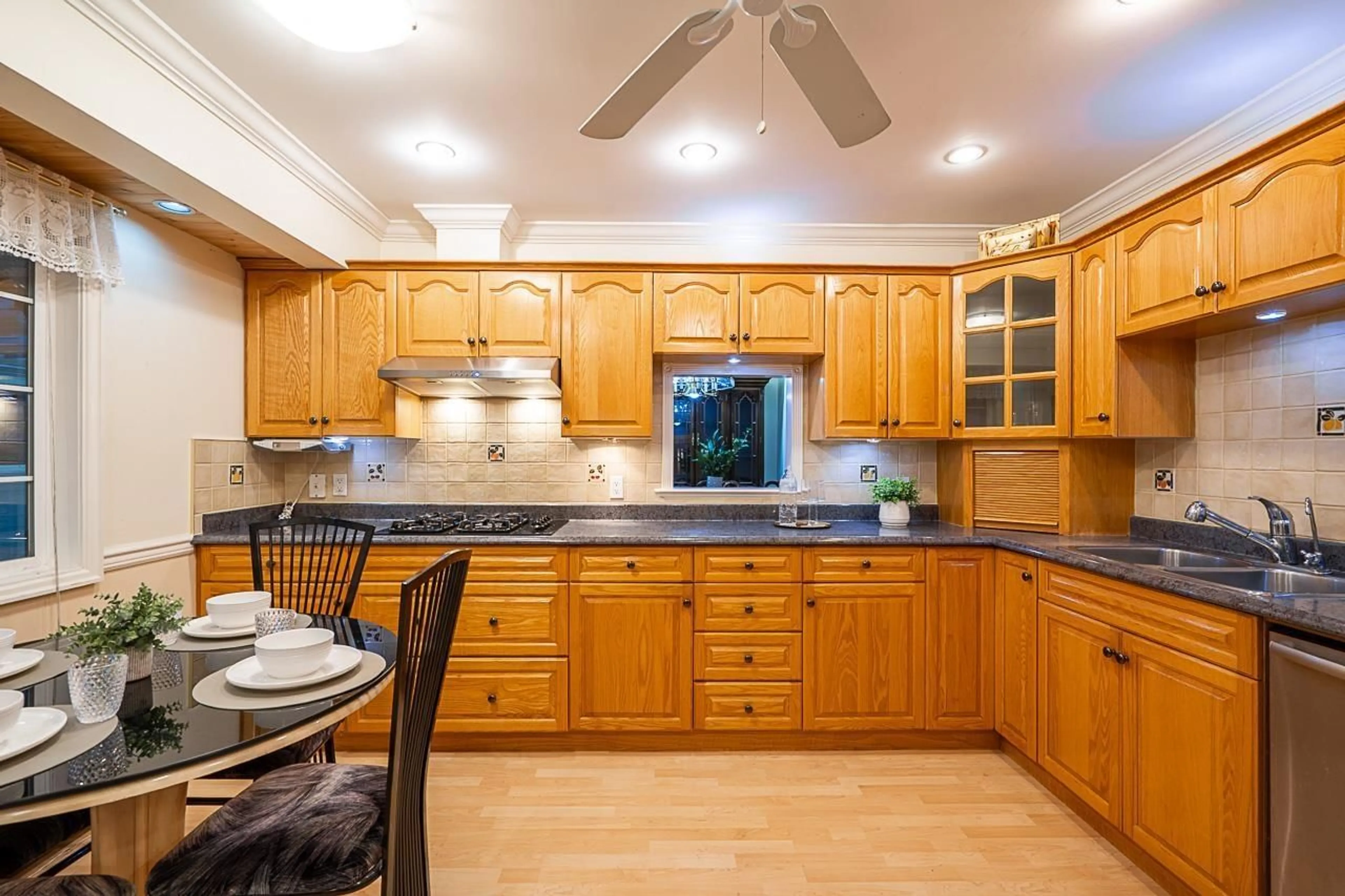 Open concept kitchen, unknown for 9762 116 STREET, Surrey British Columbia V3V3Z9