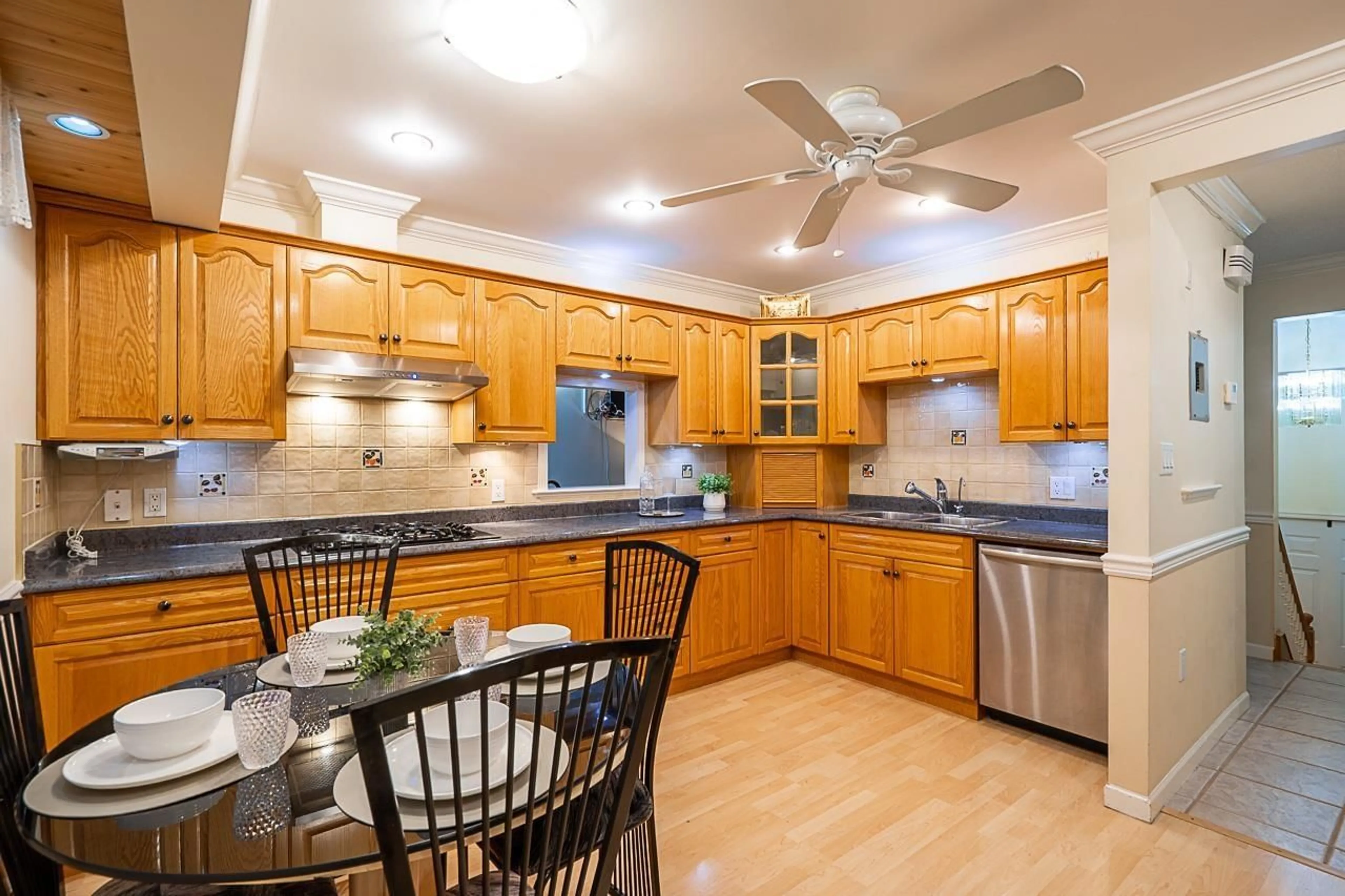 Open concept kitchen, unknown for 9762 116 STREET, Surrey British Columbia V3V3Z9