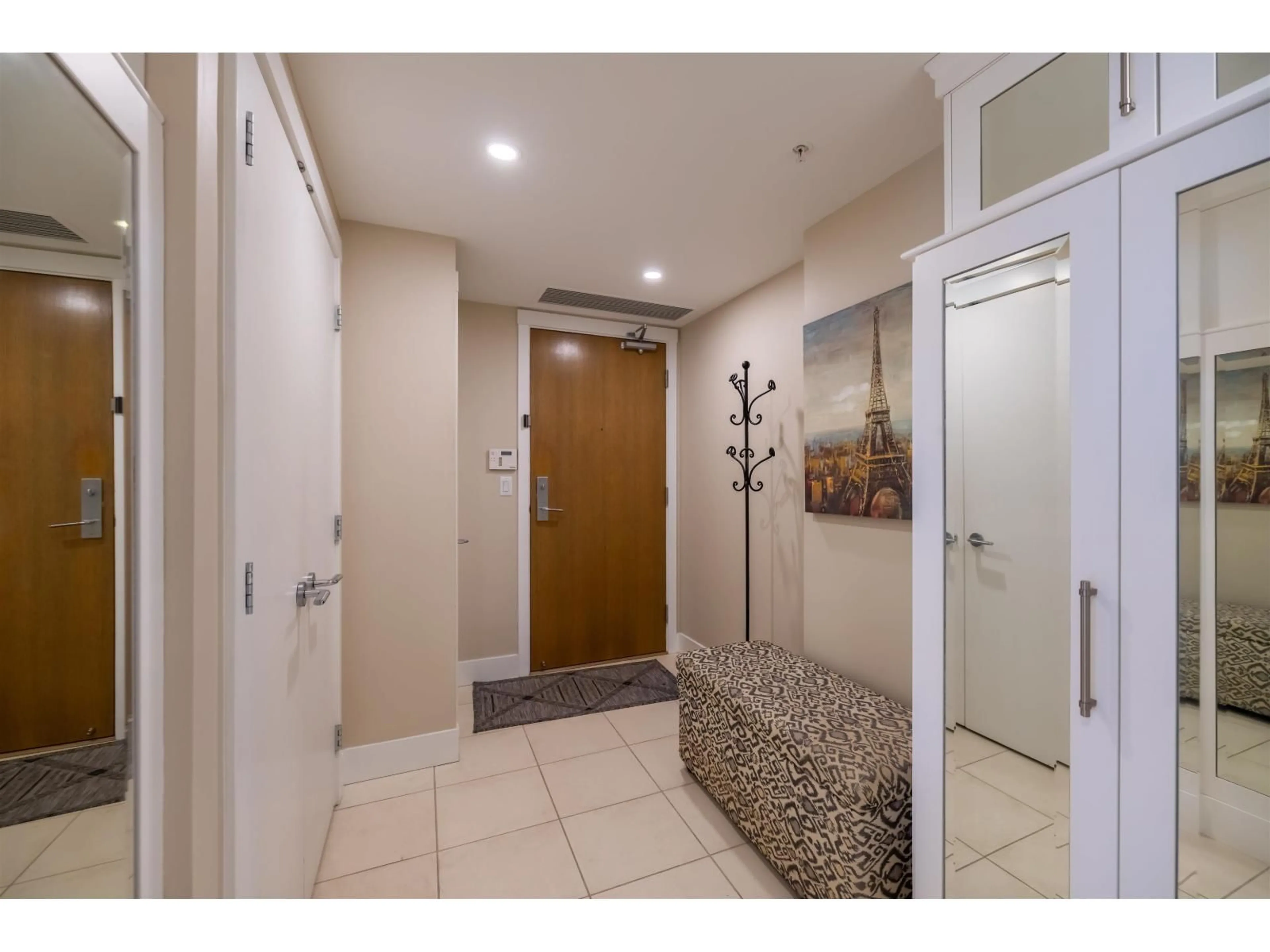 Indoor entryway for 204 - 15152 RUSSELL AVENUE, White Rock British Columbia V4B0A3